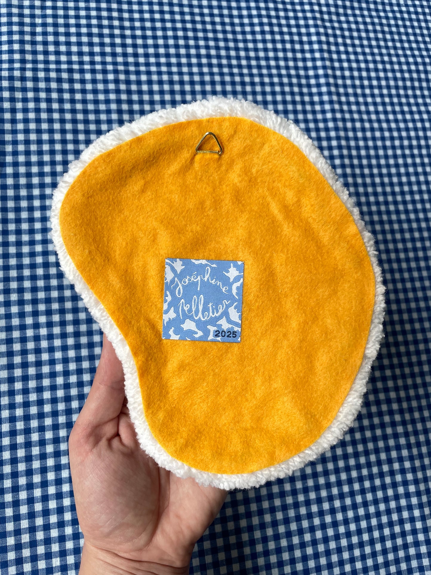 Petit oeuf au plat tufté (à suspendre ou poser)