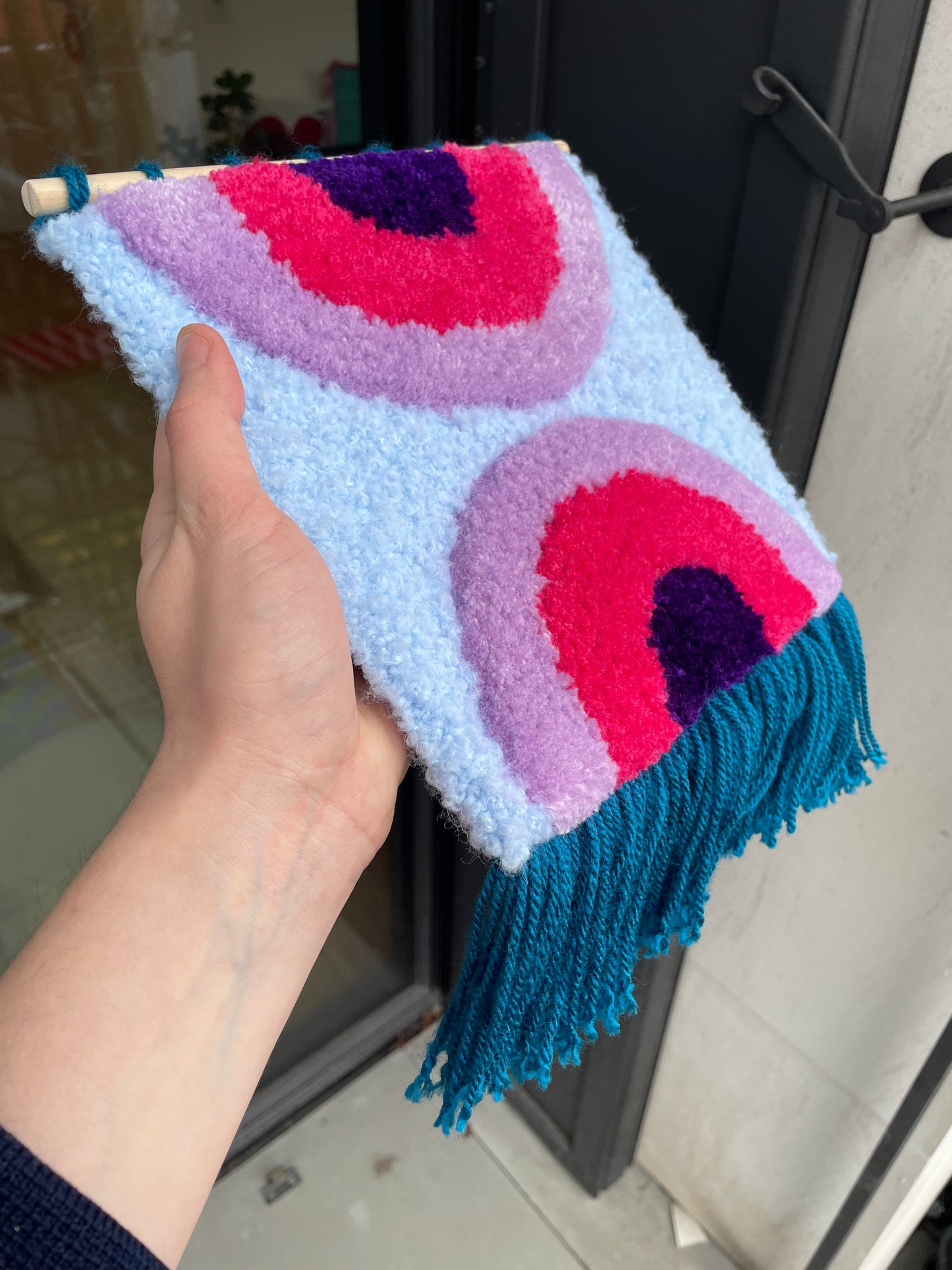 Bannière fanion à franges arcs en tufting