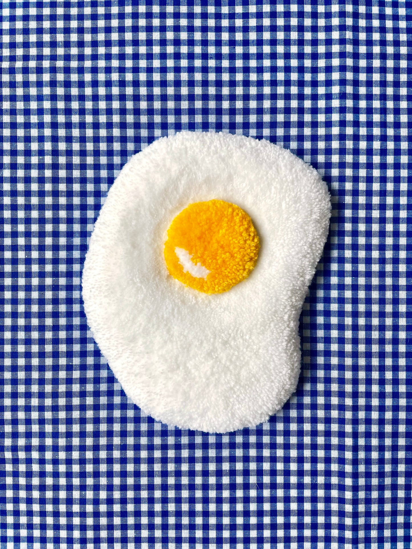 Petit oeuf au plat tufté (à suspendre ou poser)