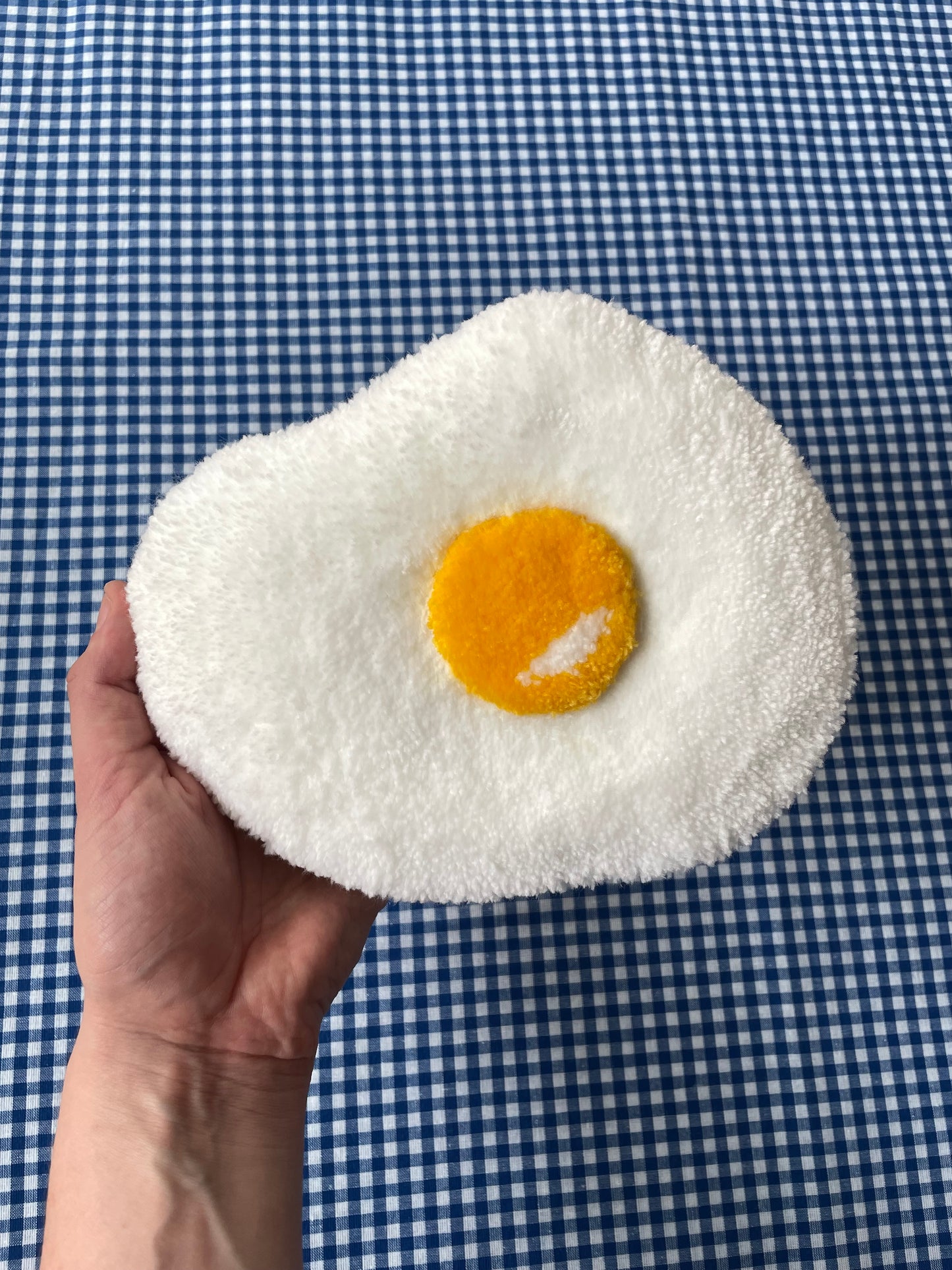 Petit oeuf au plat tufté (à suspendre ou poser)