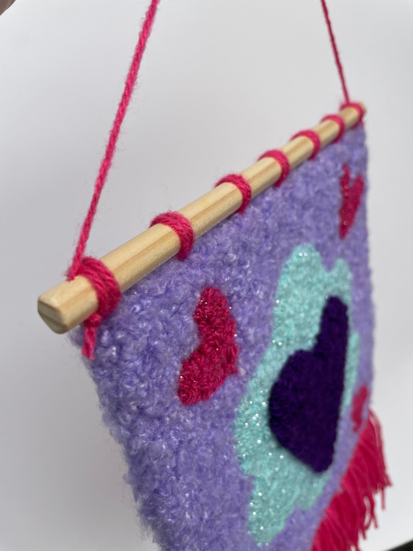 Bannière fanion à franges cœur fleur en tufting