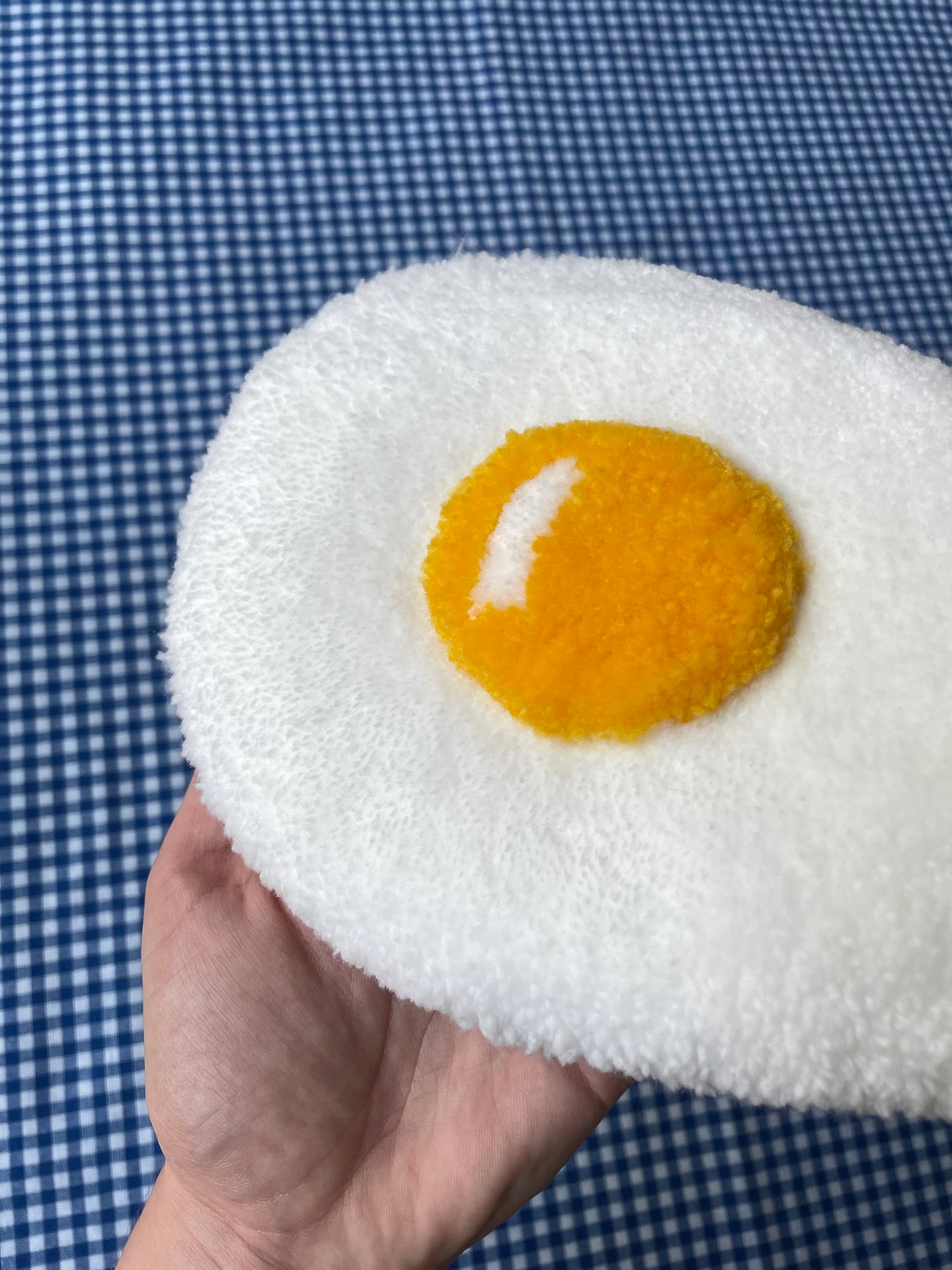 Petit oeuf au plat tufté (à suspendre ou poser)