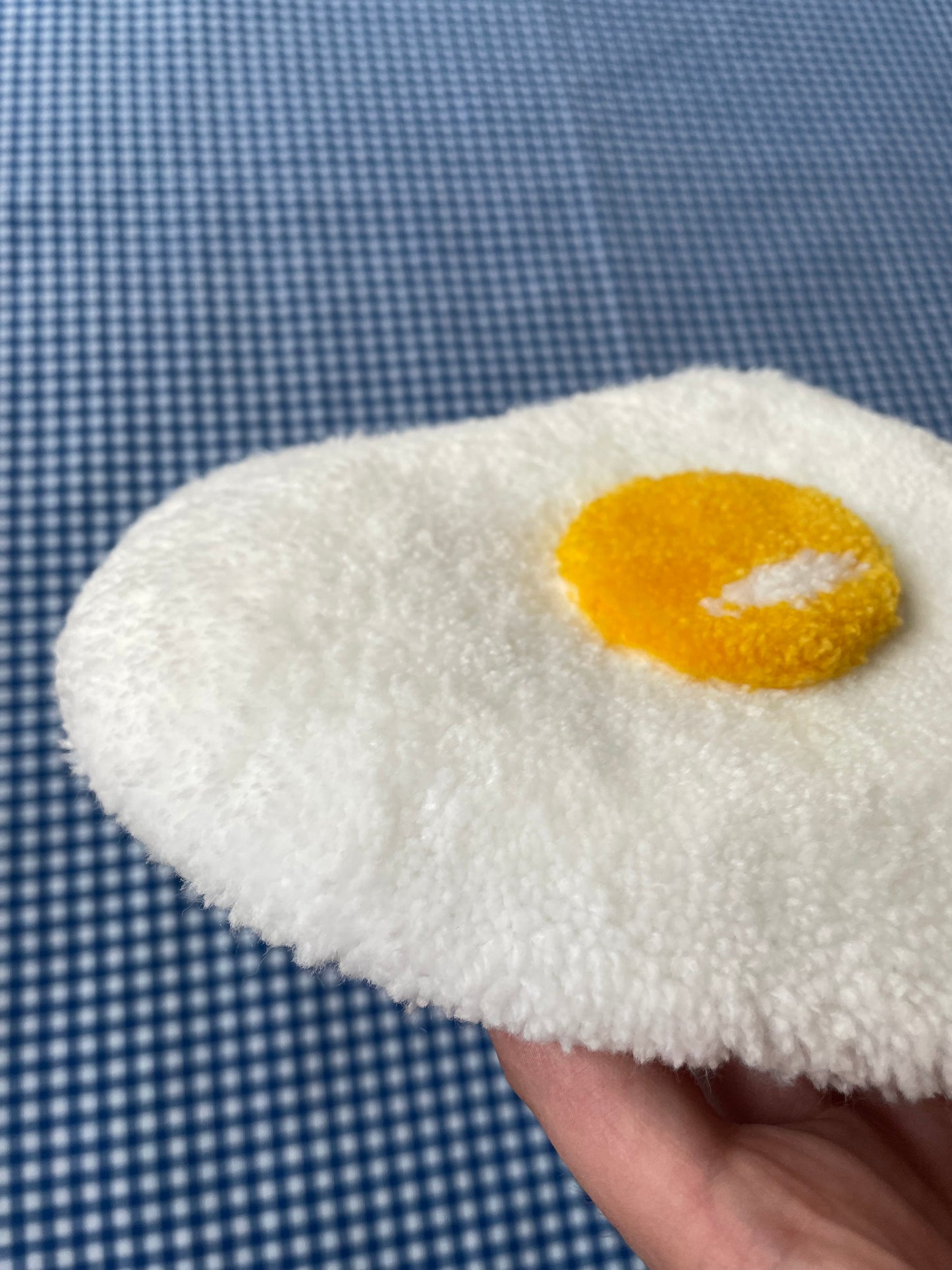 Petit oeuf au plat tufté (à suspendre ou poser)