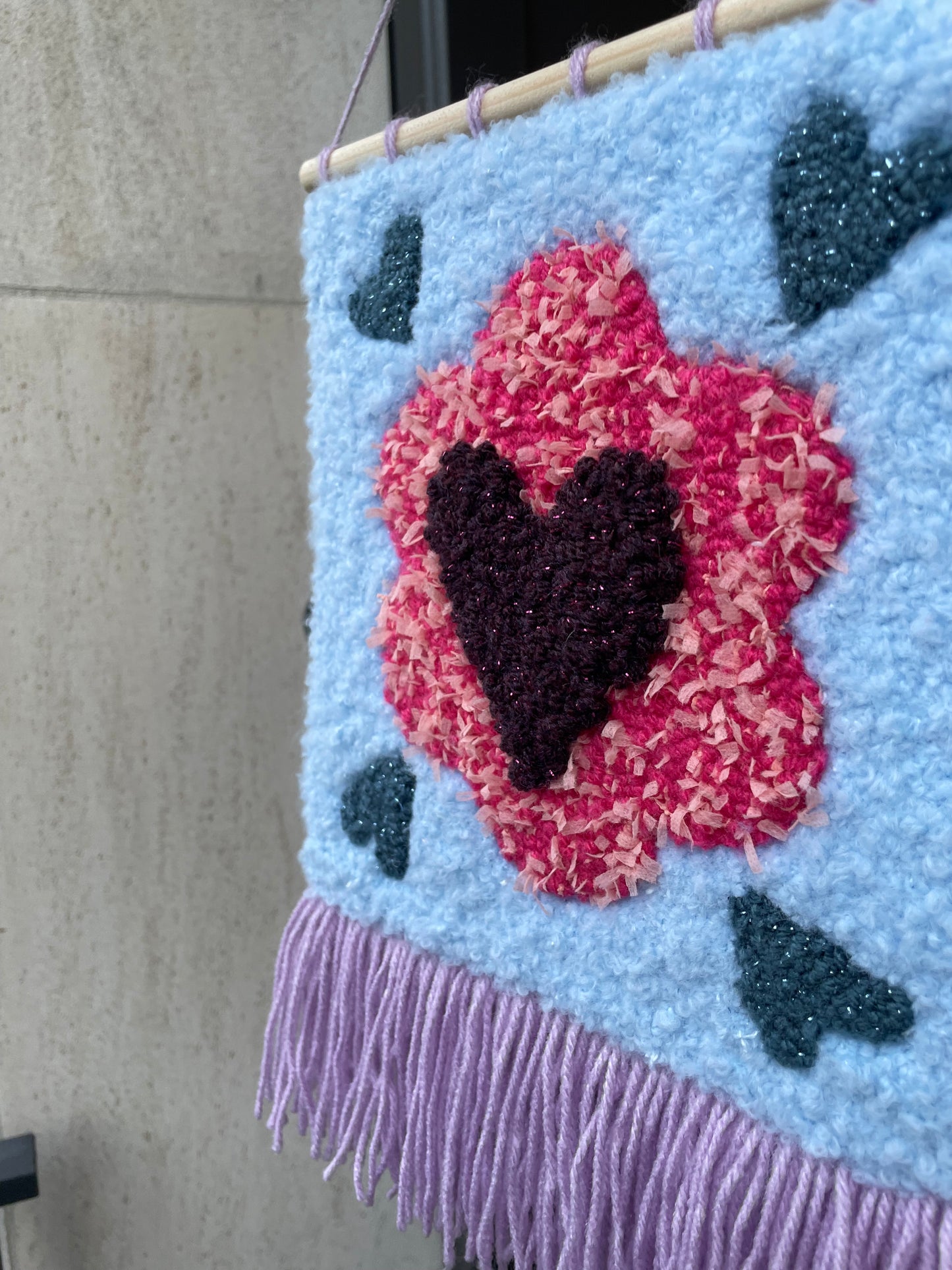 Bannière fanion à franges cœur fleur en tufting