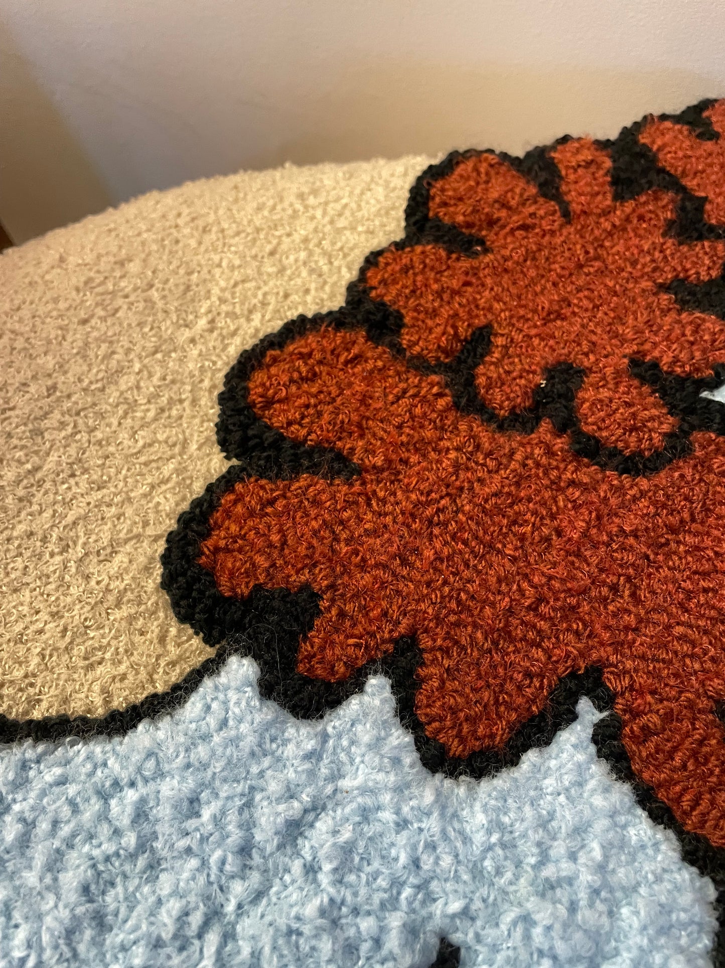 « Gigi » et « Bella » duo de tapisseries caniche décoration murale tufting