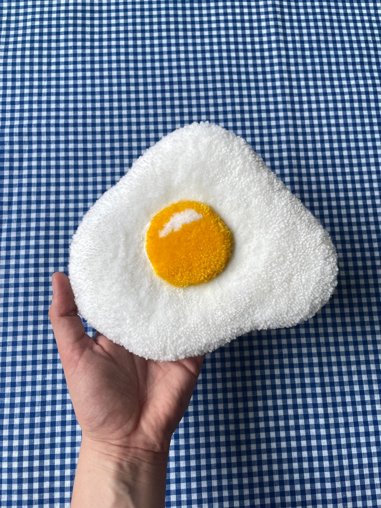Petit oeuf au plat tufté (à suspendre ou poser)