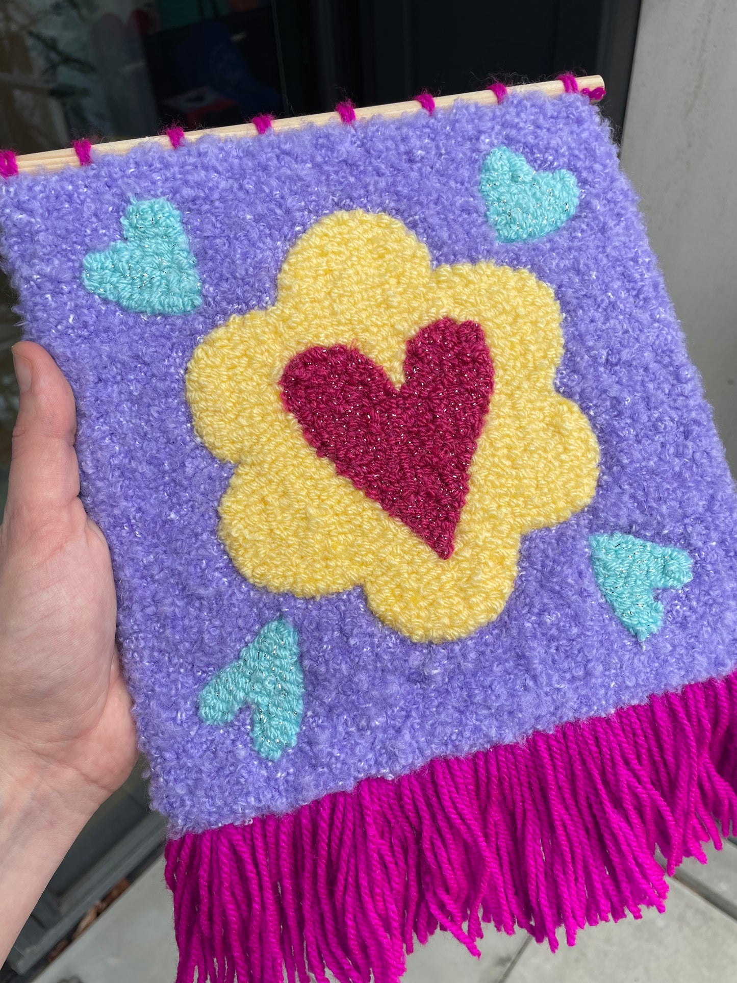 Bannière fanion à franges cœur fleur en tufting