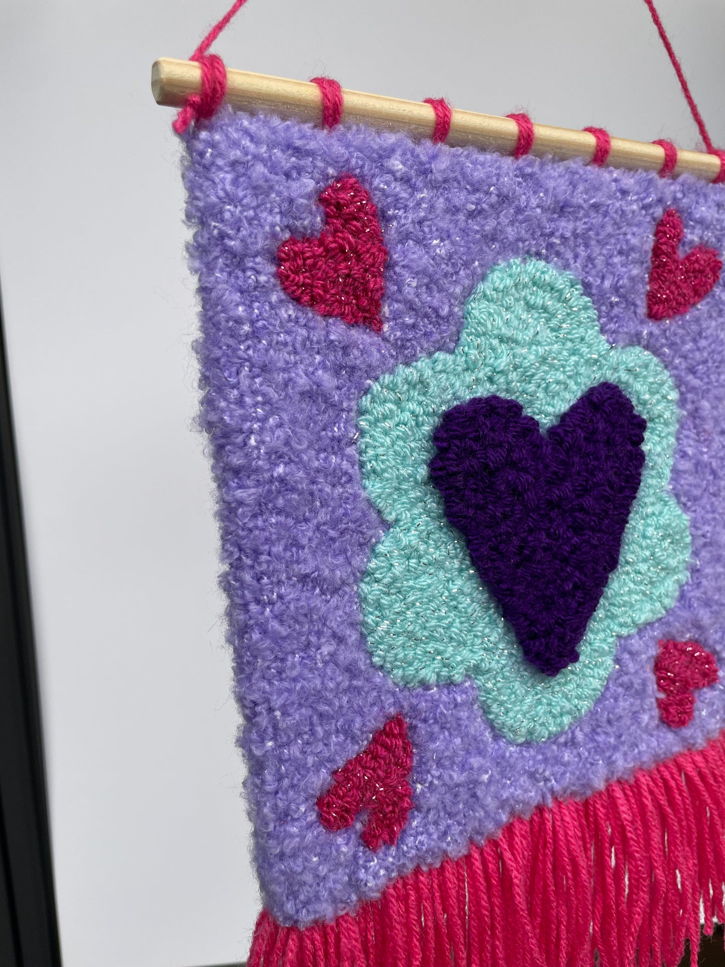 Bannière fanion à franges cœur fleur en tufting
