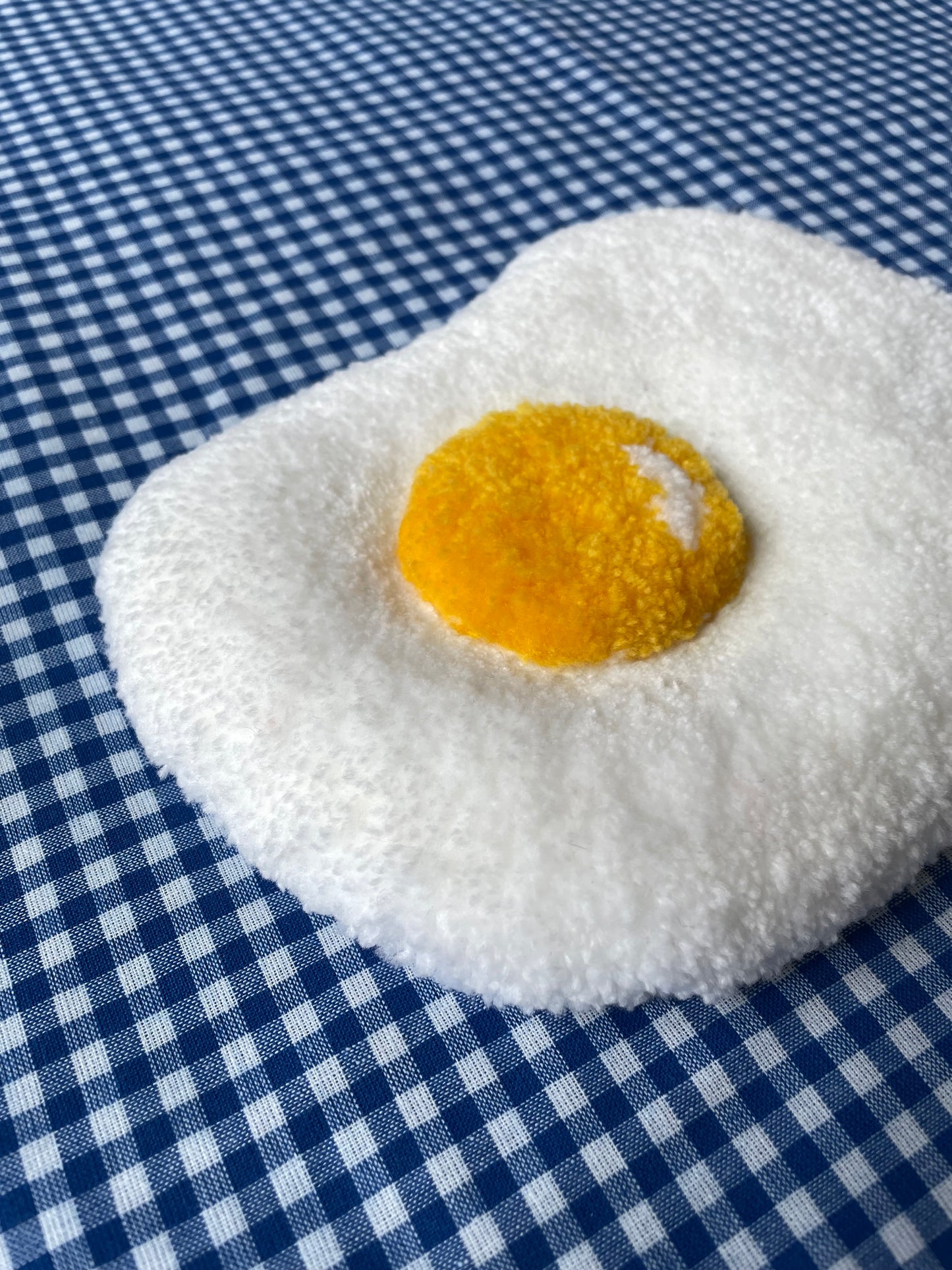 Petit oeuf au plat tufté (à suspendre ou poser)