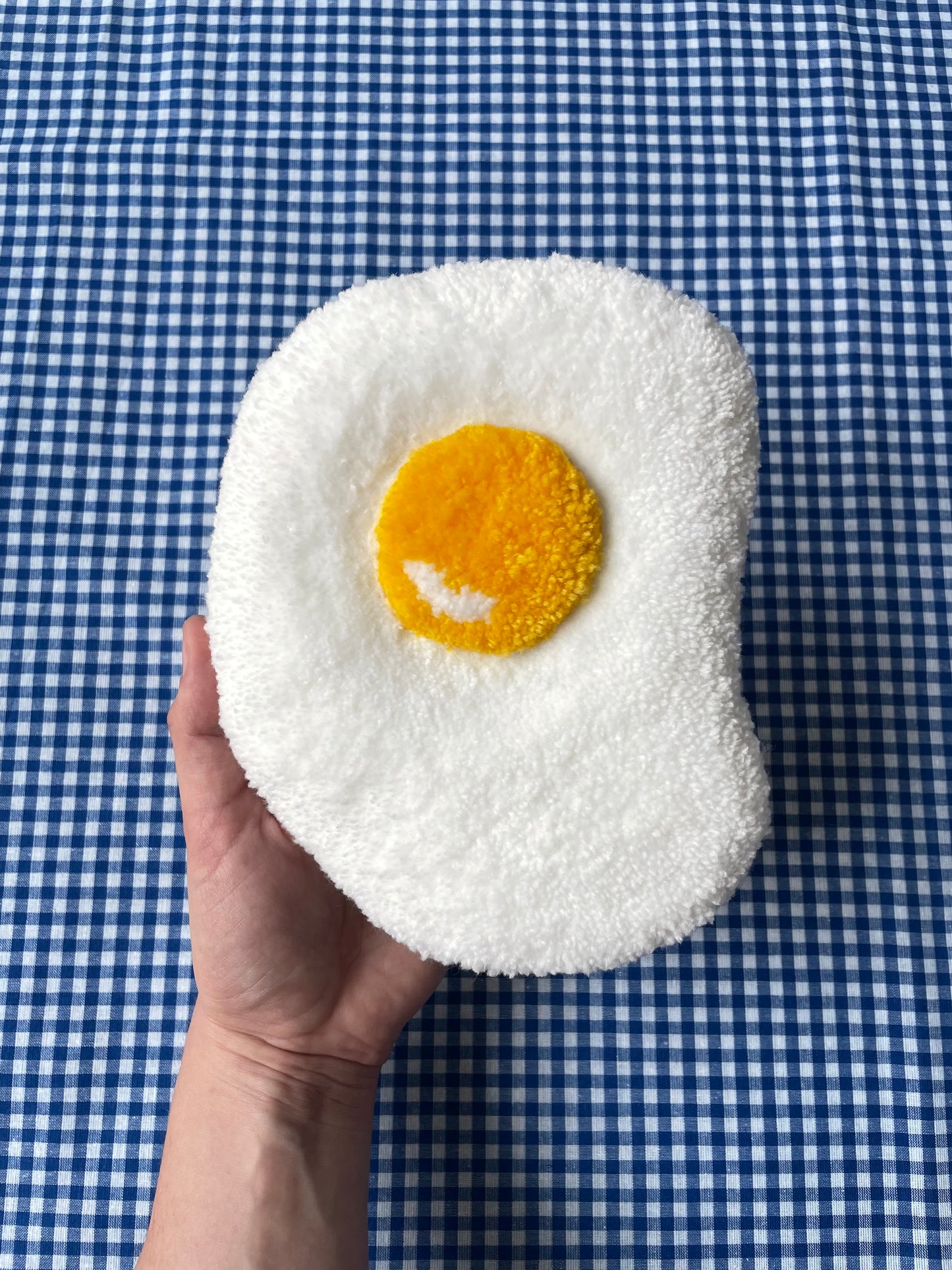 Petit oeuf au plat tufté (à suspendre ou poser)
