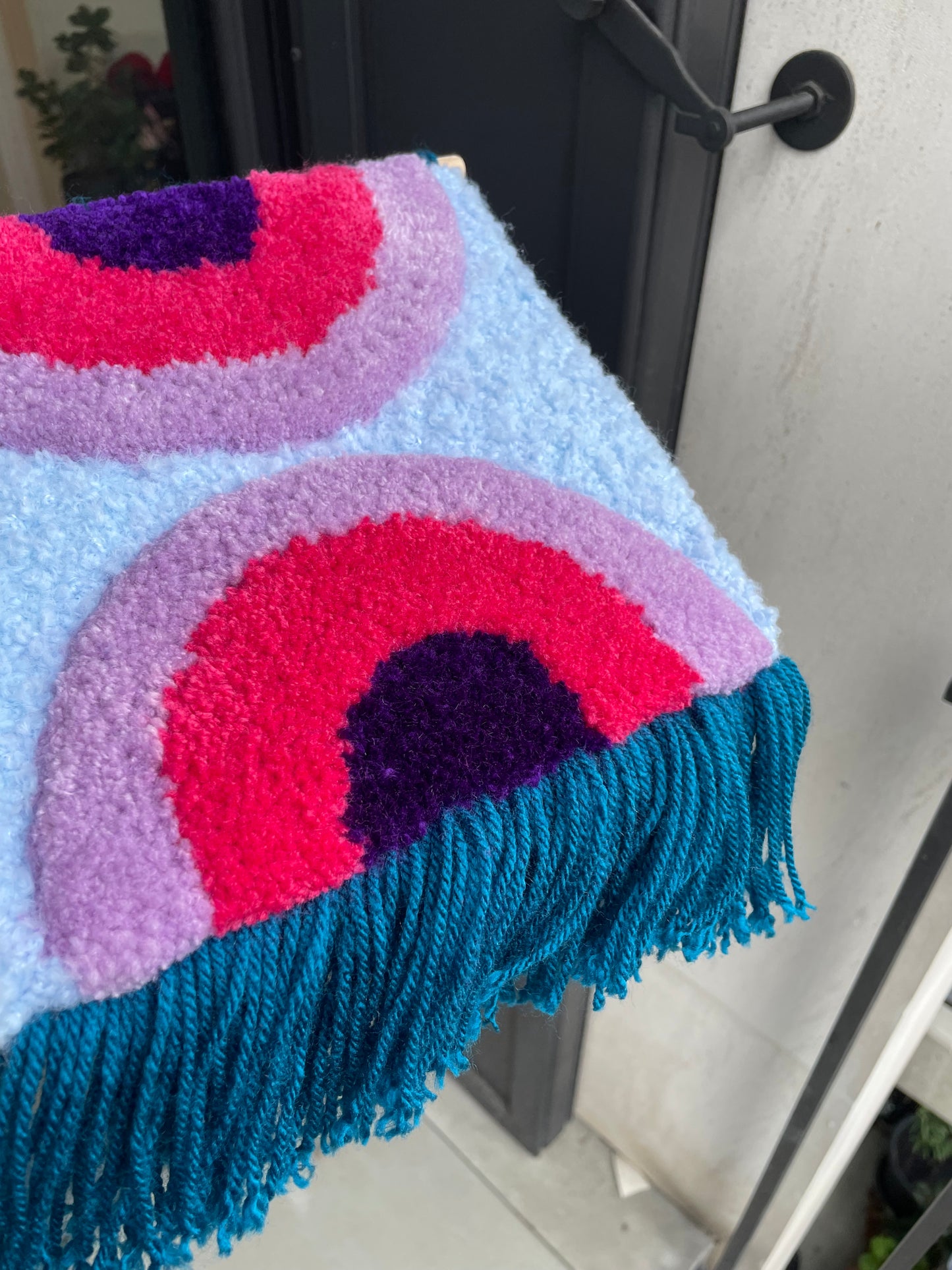 Bannière fanion à franges arcs en tufting