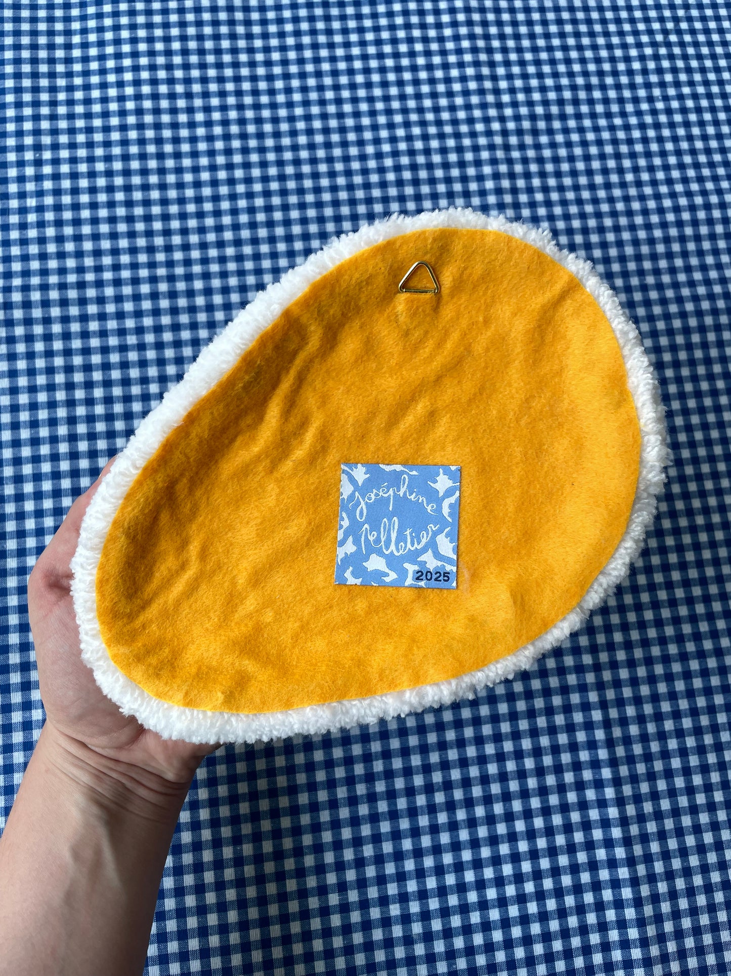 Petit oeuf au plat tufté (à suspendre ou poser)