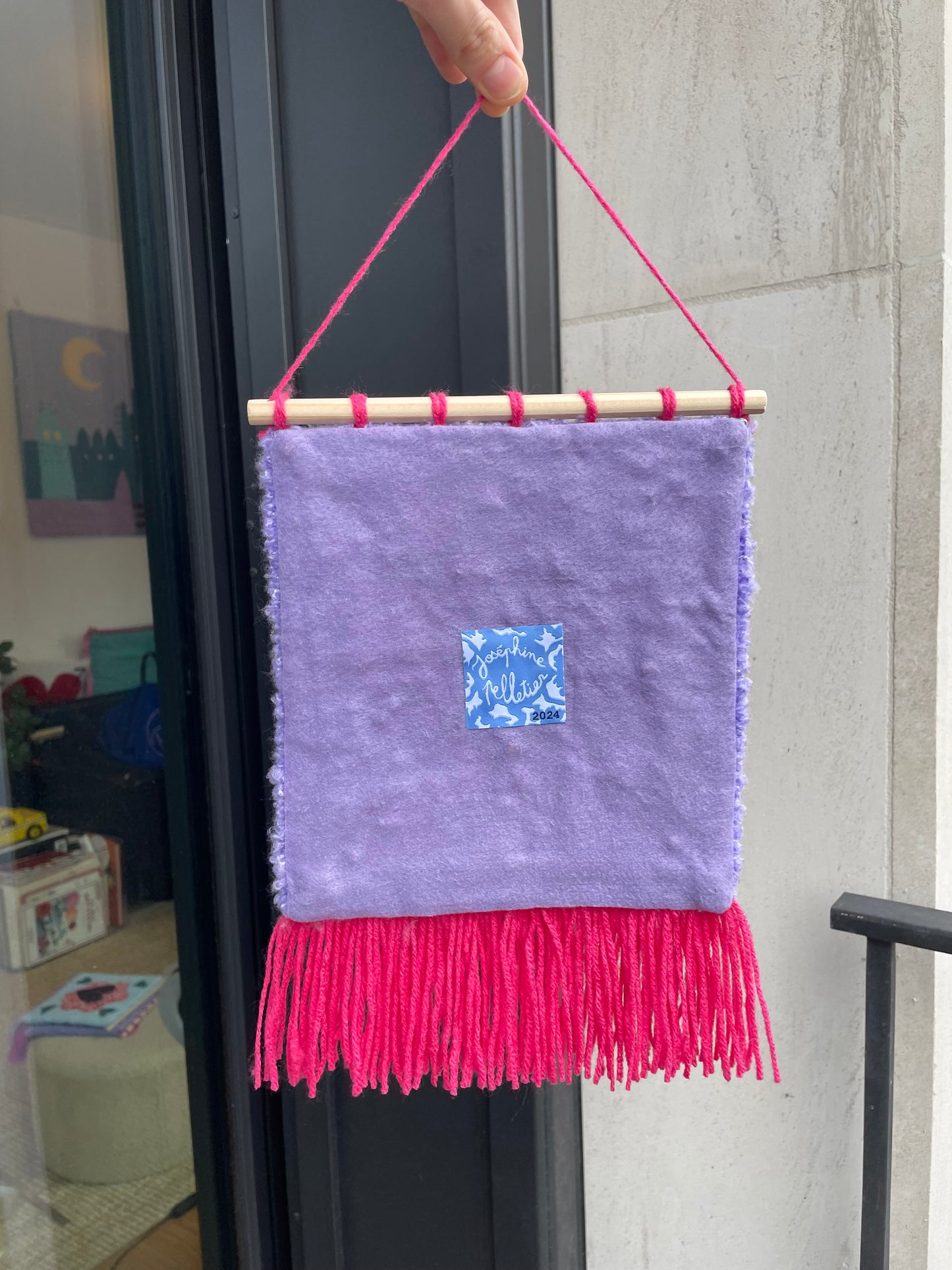 Bannière fanion à franges cœur fleur en tufting