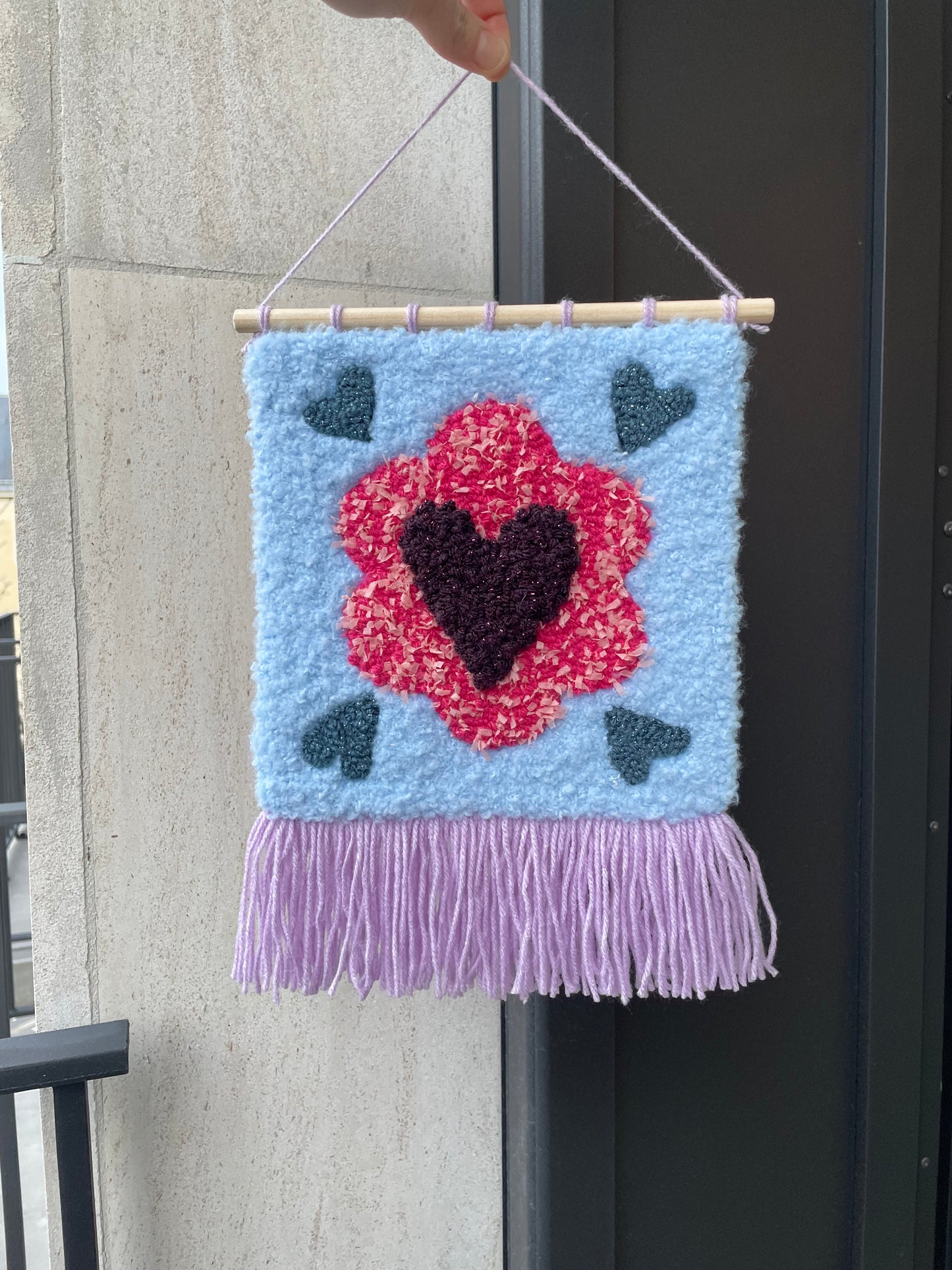 Bannière fanion à franges cœur fleur en tufting