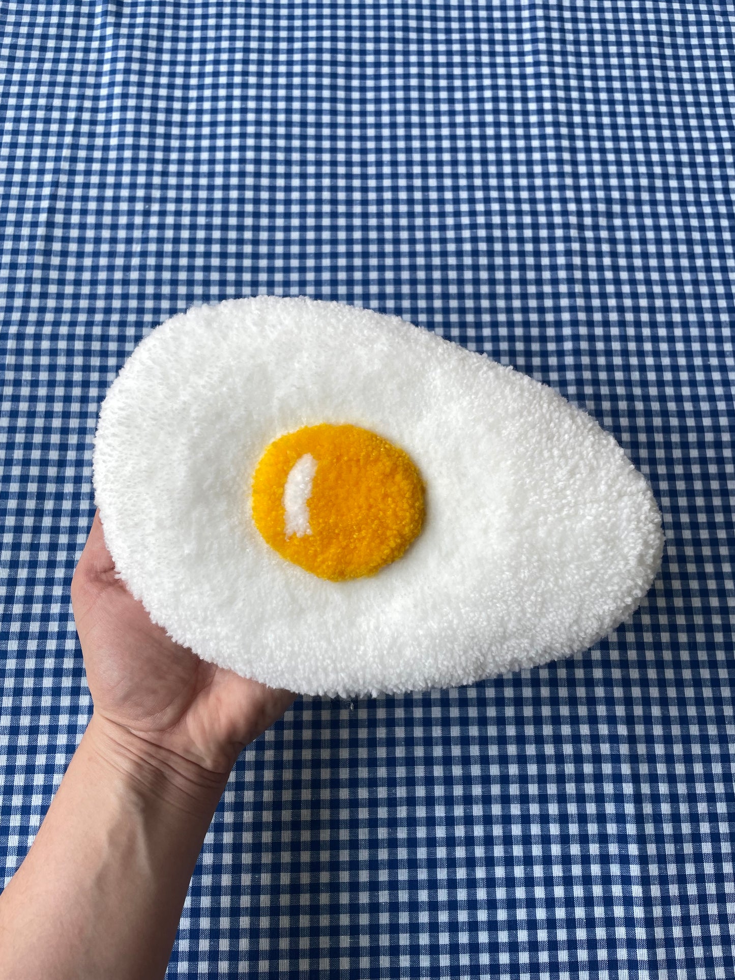 Petit oeuf au plat tufté (à suspendre ou poser)