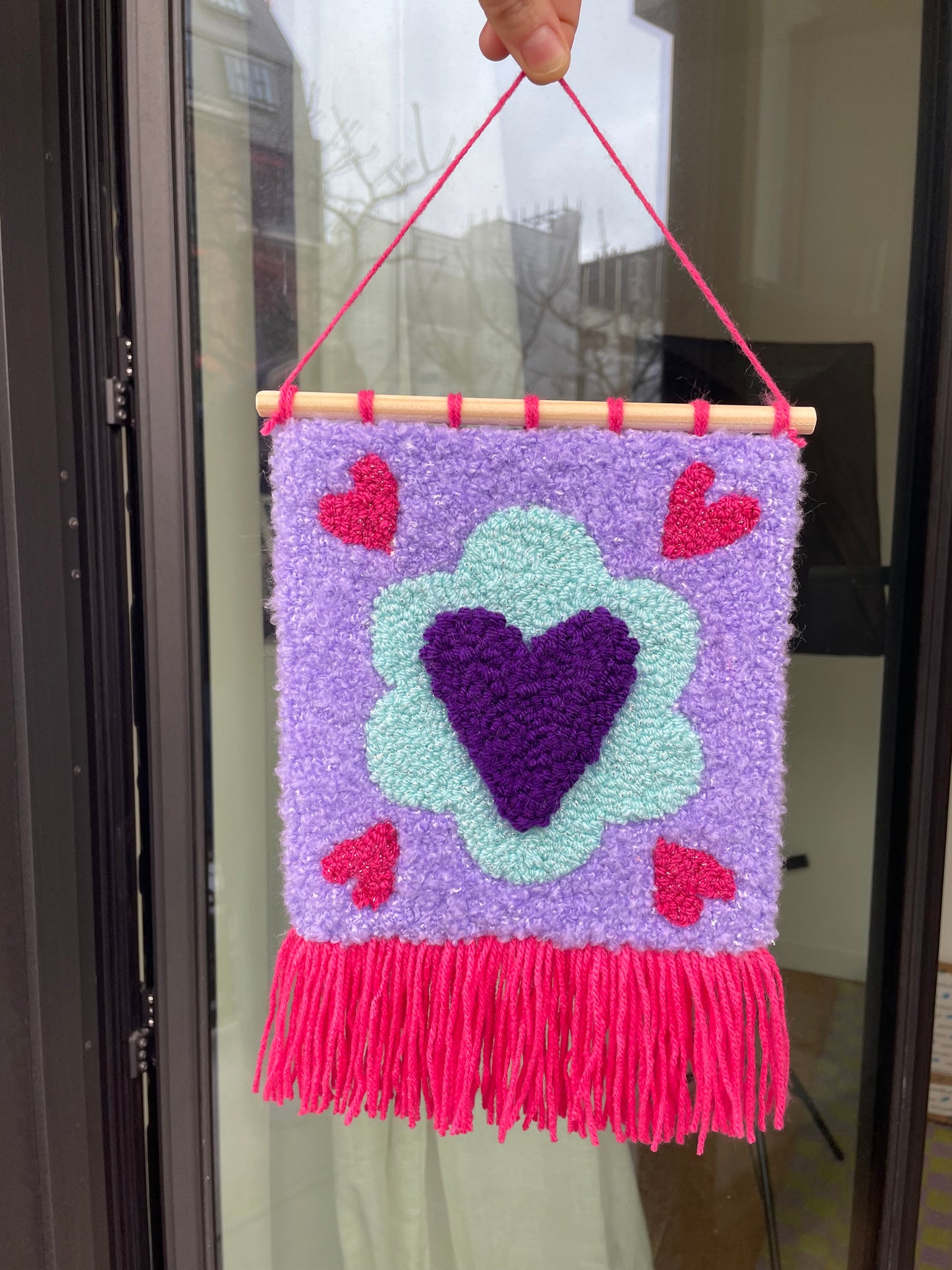 Bannière fanion à franges cœur fleur en tufting