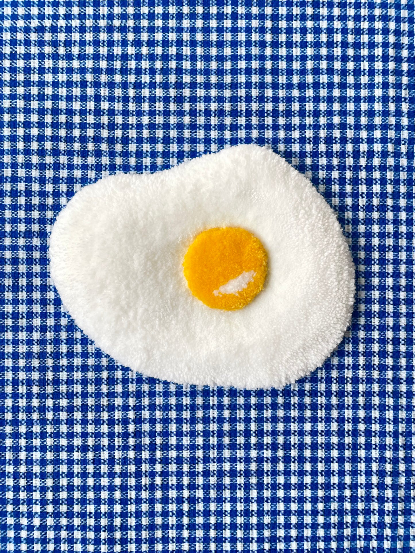 Petit oeuf au plat tufté (à suspendre ou poser)