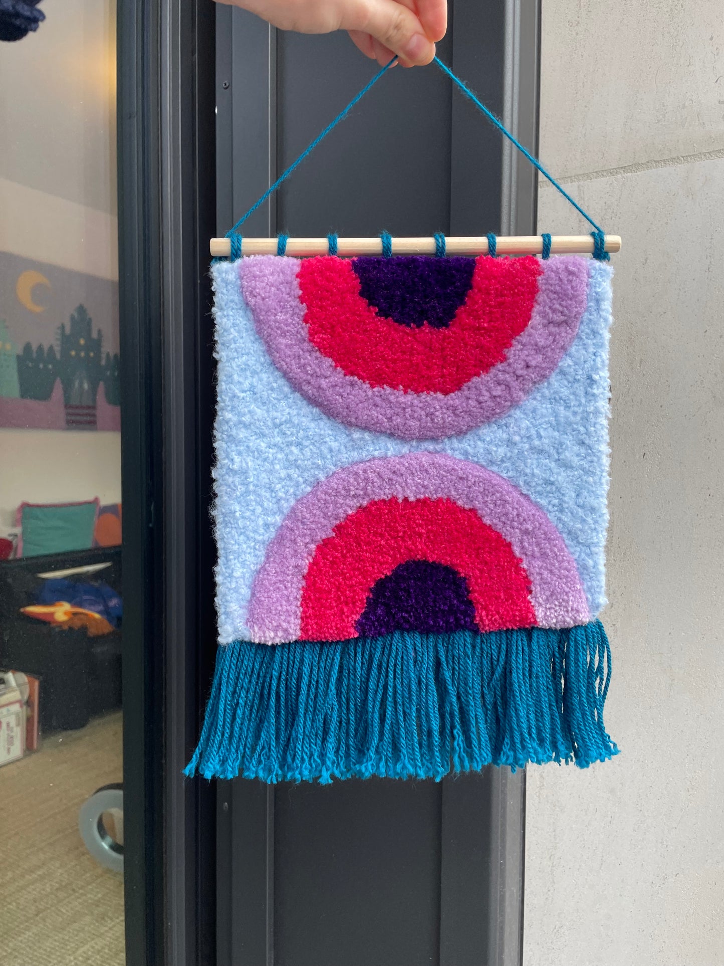 Bannière fanion à franges arcs en tufting