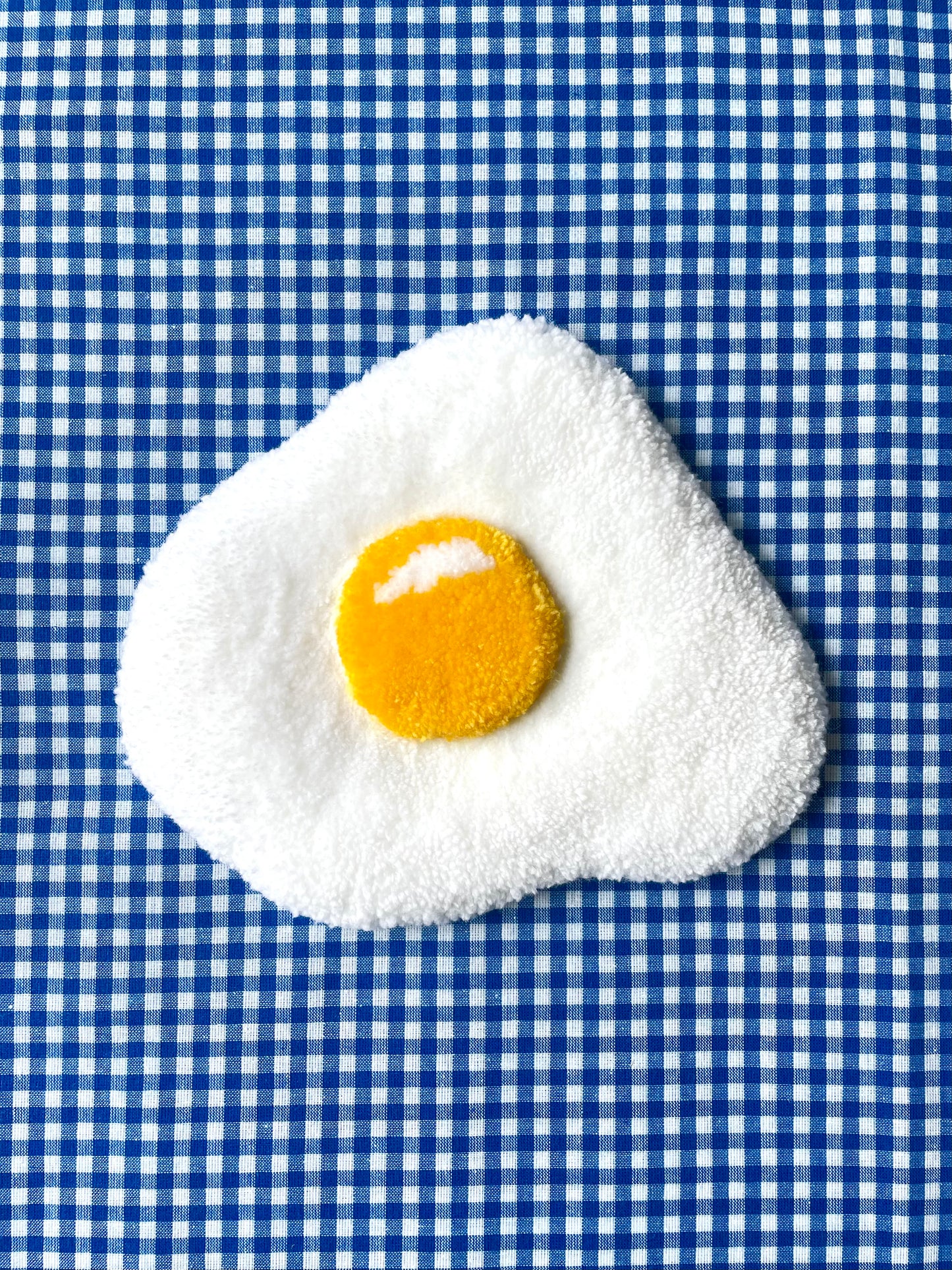 Petit oeuf au plat tufté (à suspendre ou poser)