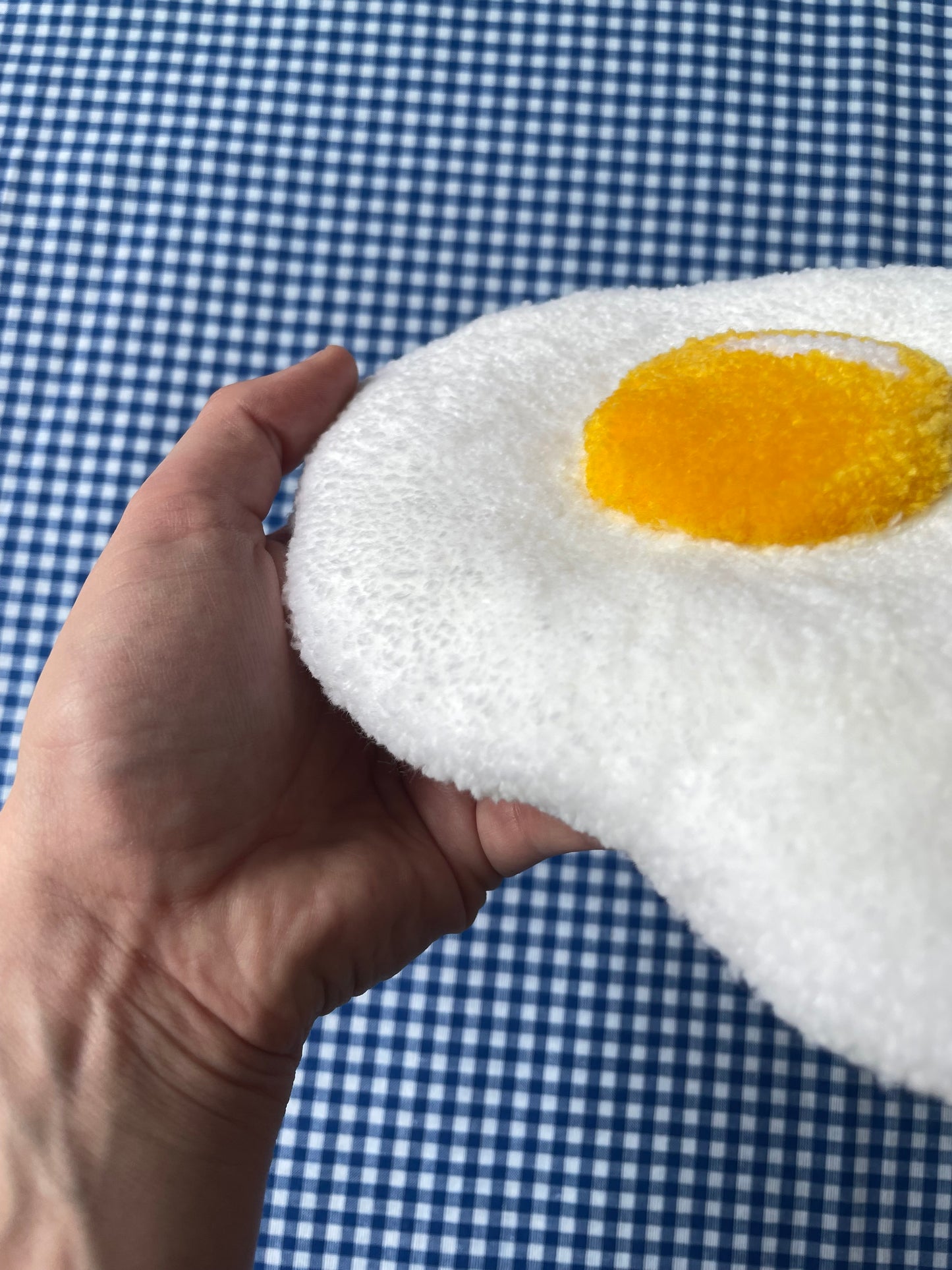 Petit oeuf au plat tufté (à suspendre ou poser)