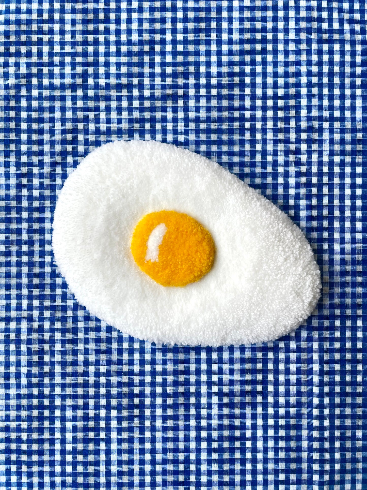 Petit oeuf au plat tufté (à suspendre ou poser)