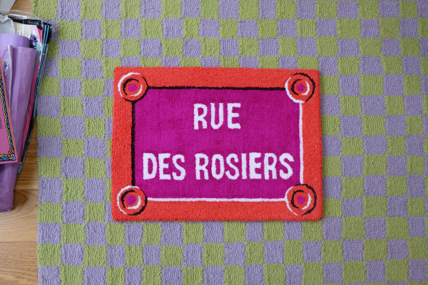 Tapisserie murale artisanale « Rue des Rosiers »