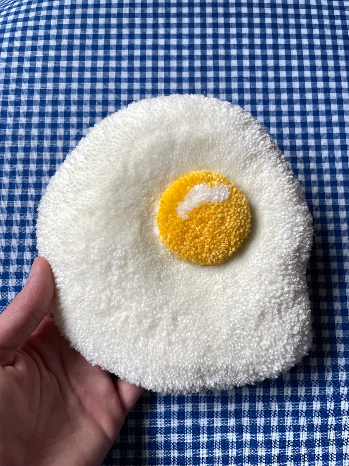 Petit oeuf au plat tufté (à suspendre ou poser)