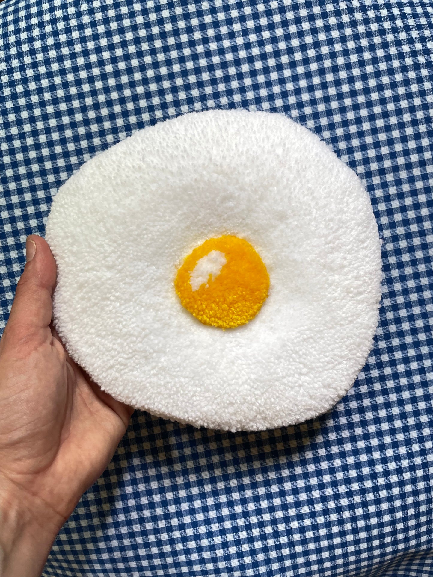 Petit oeuf au plat tufté (à suspendre ou poser)