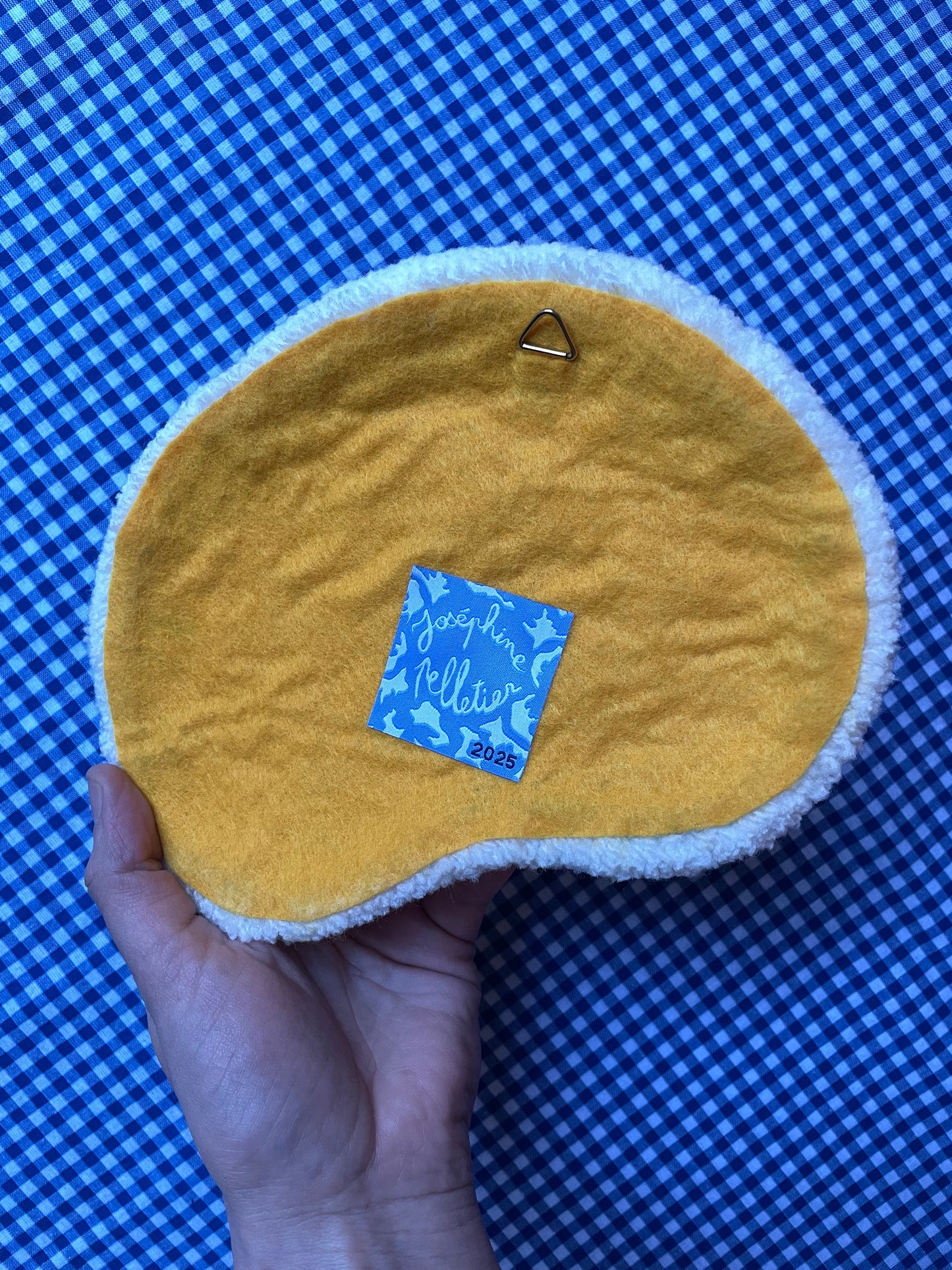 Petit oeuf au plat tufté (à suspendre ou poser)