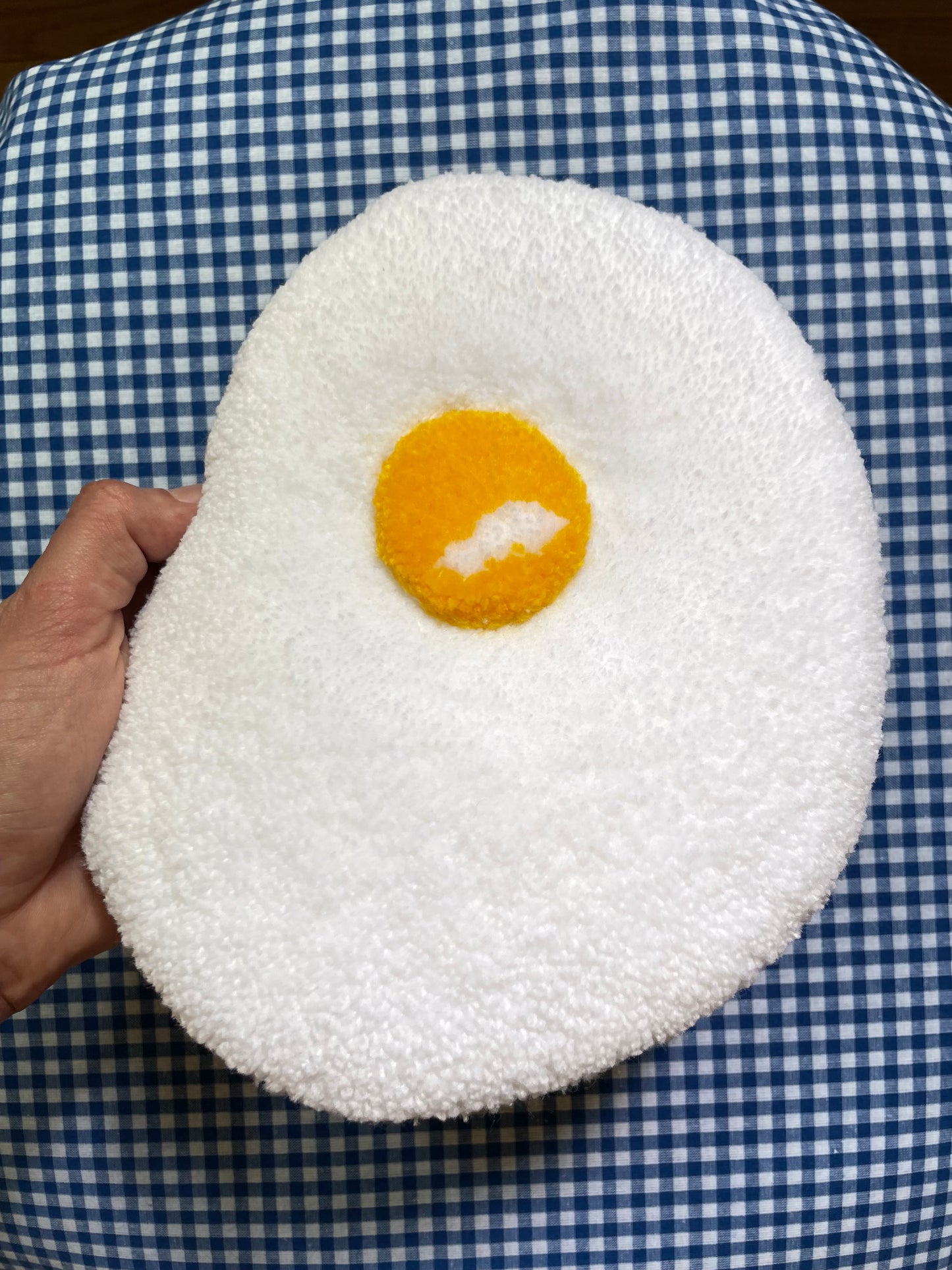 Petit oeuf au plat tufté (à suspendre ou poser)