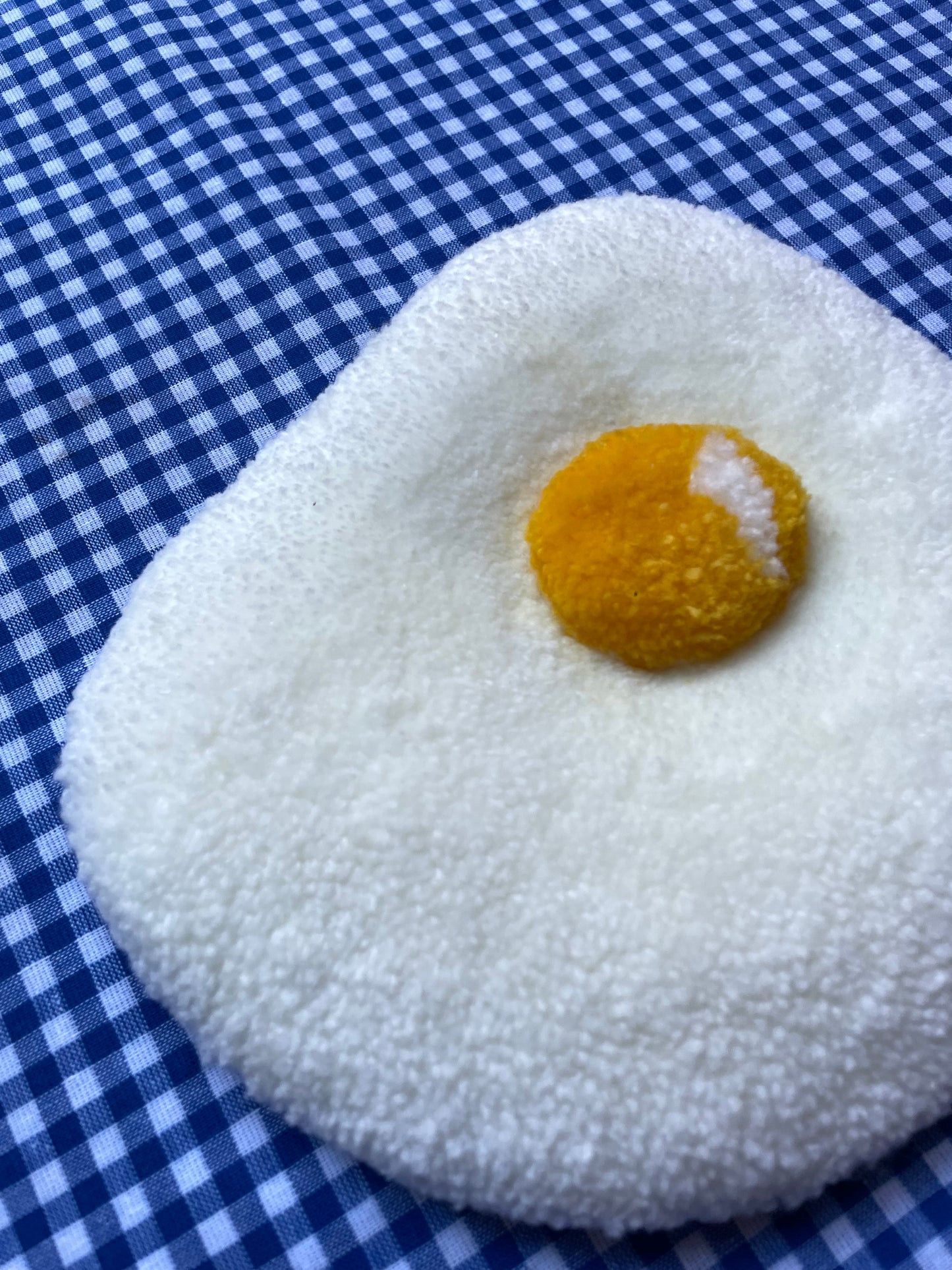 Petit oeuf au plat tufté (à suspendre ou poser)