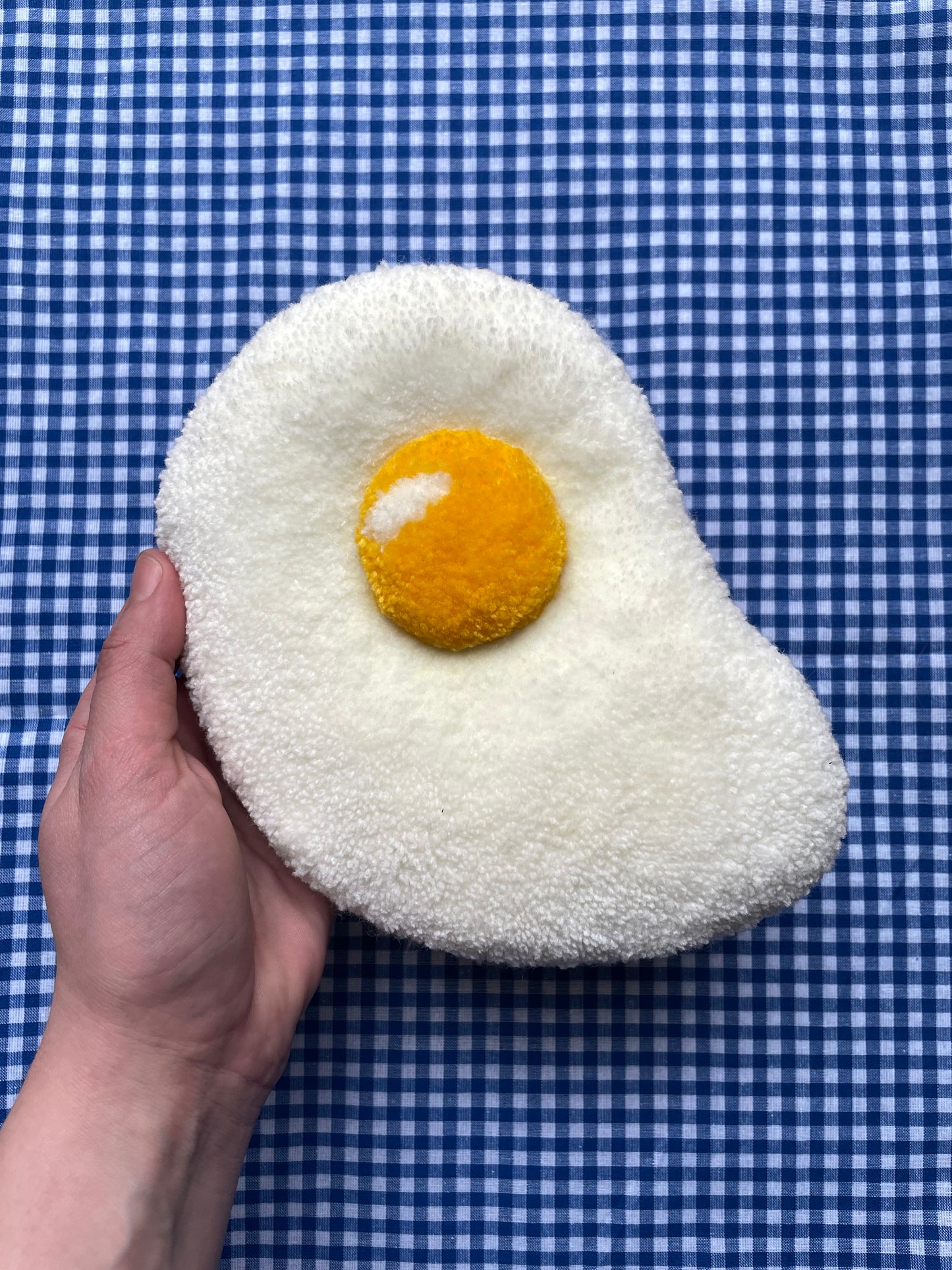 Petit oeuf au plat tufté (à suspendre ou poser)