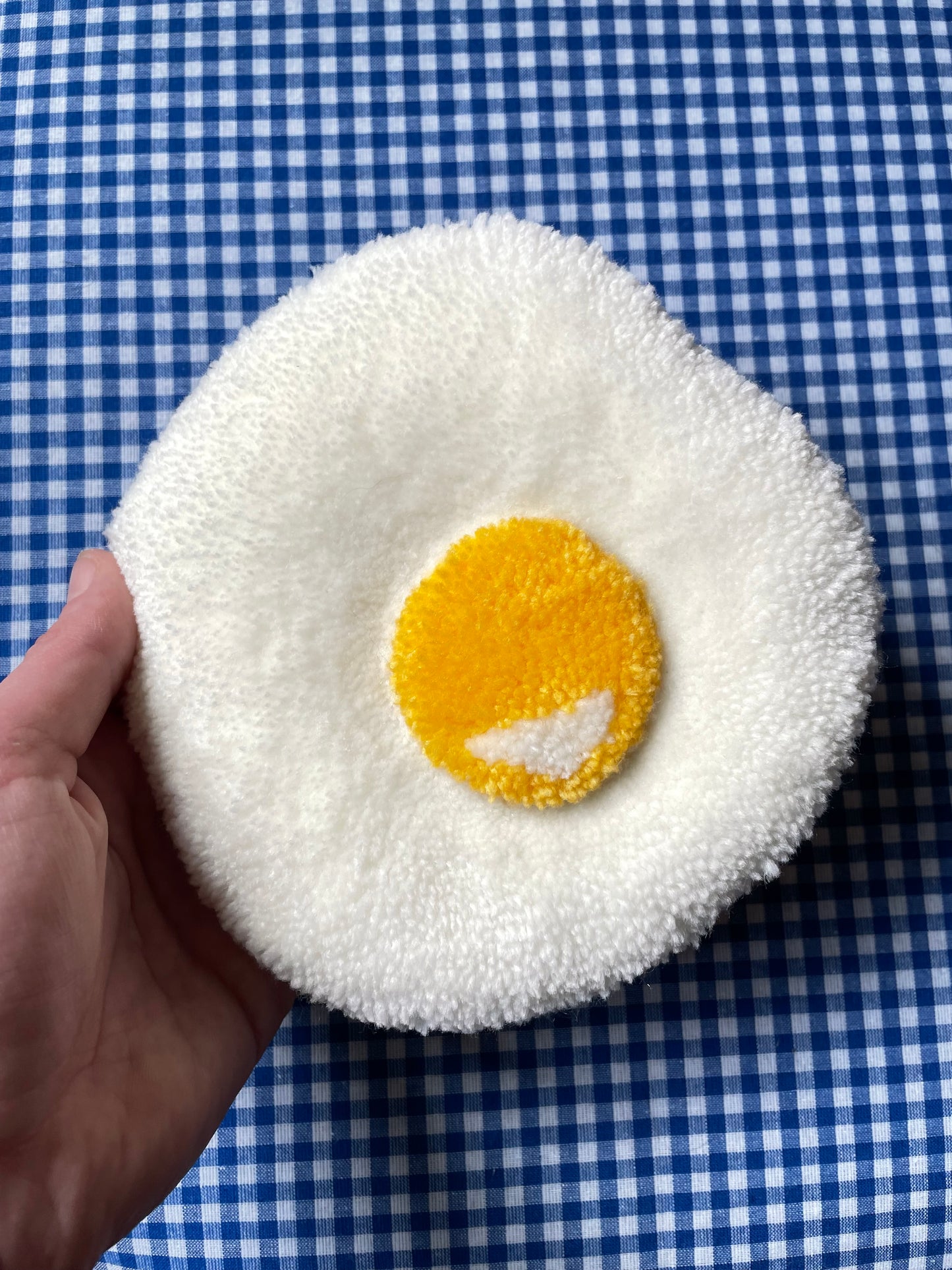 Petit oeuf au plat tufté (à suspendre ou poser)