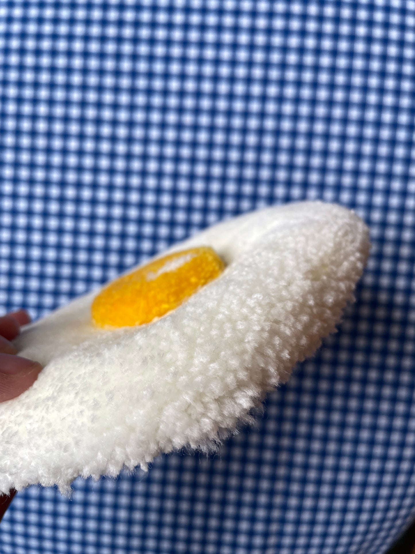 Petit oeuf au plat tufté (à suspendre ou poser)