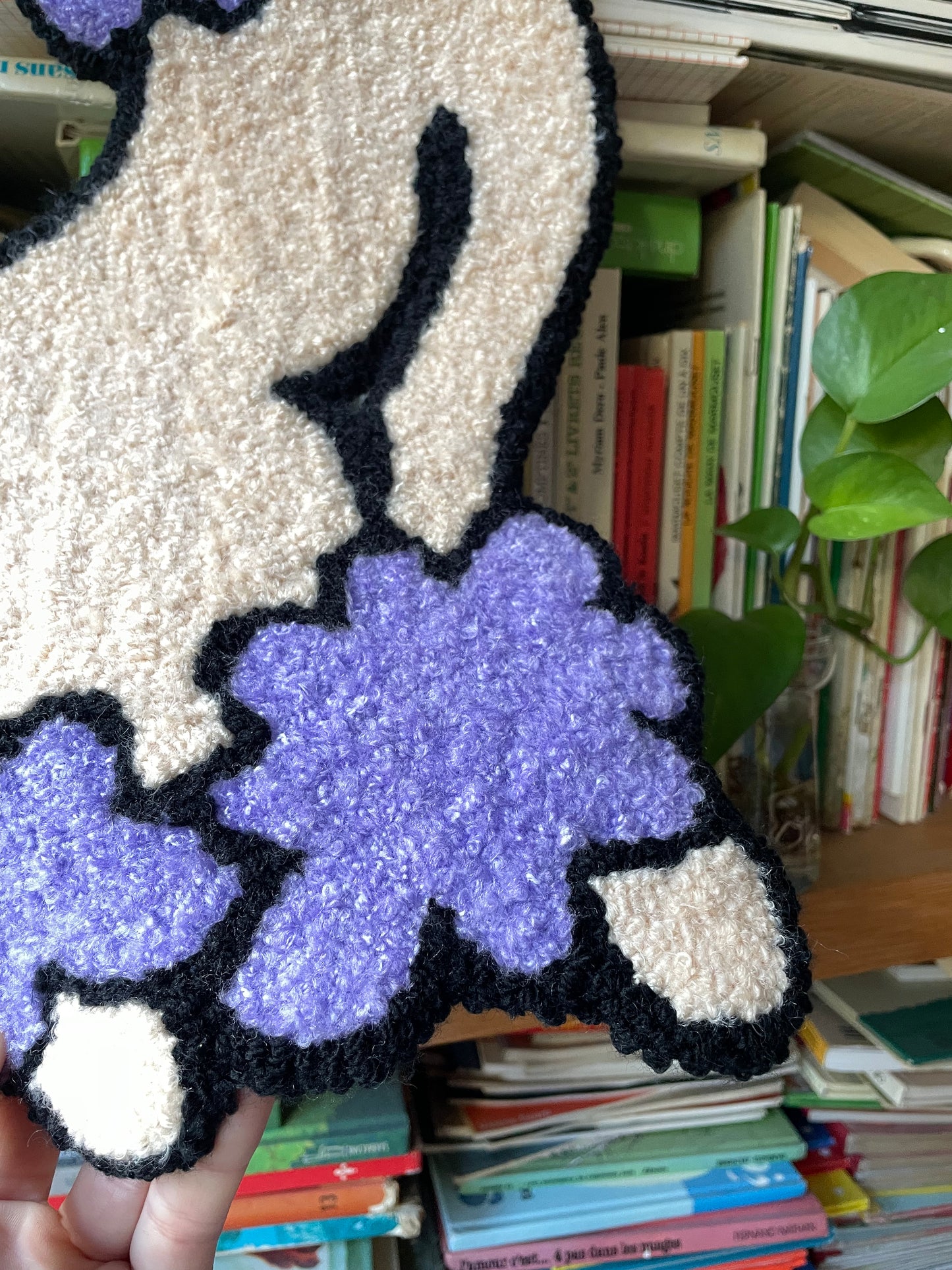 « Kate » Tapisserie caniche décoration murale tufting