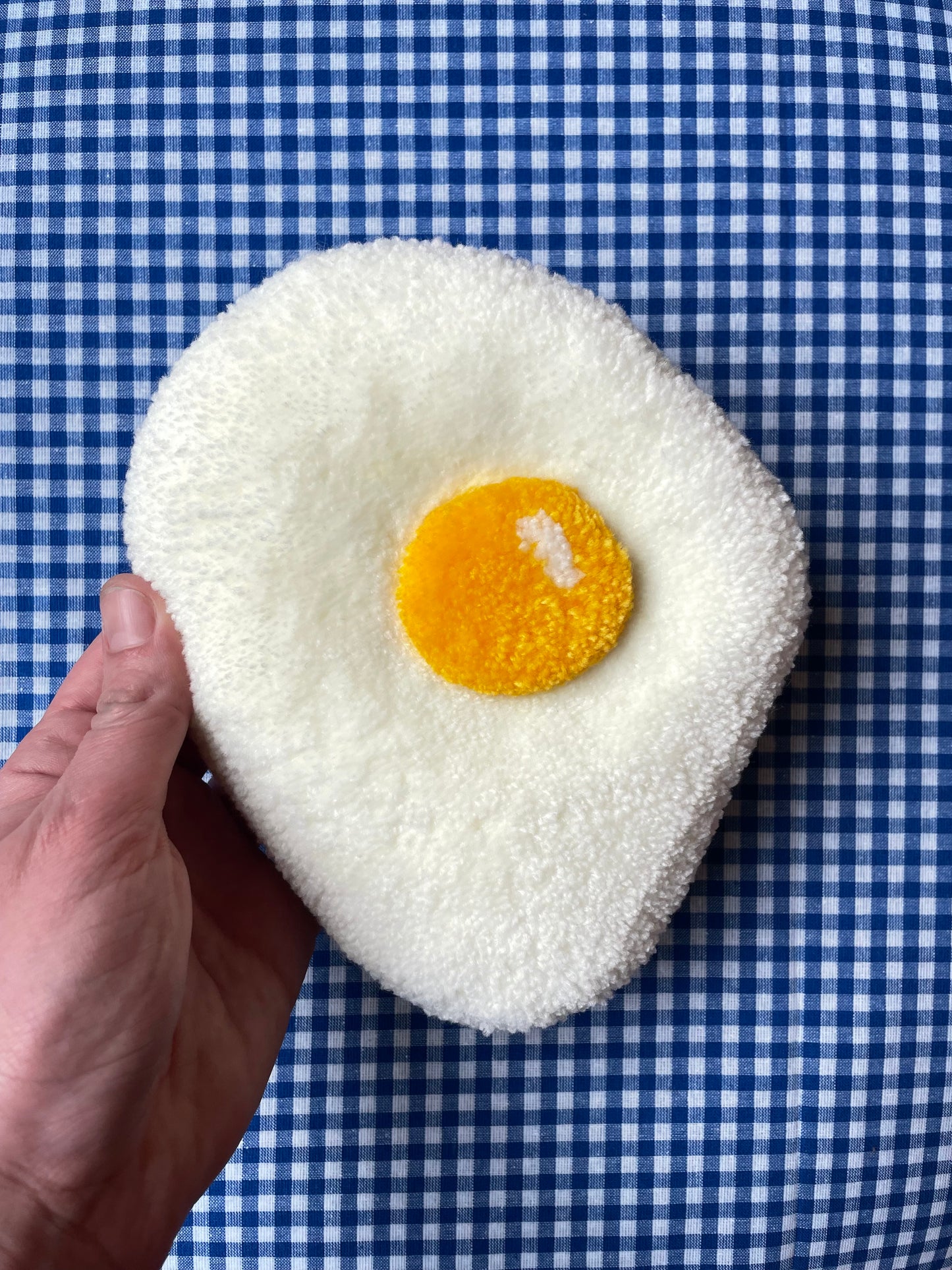 Petit oeuf au plat tufté (à suspendre ou poser)