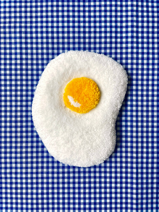 Petit oeuf au plat tufté (à suspendre ou poser)