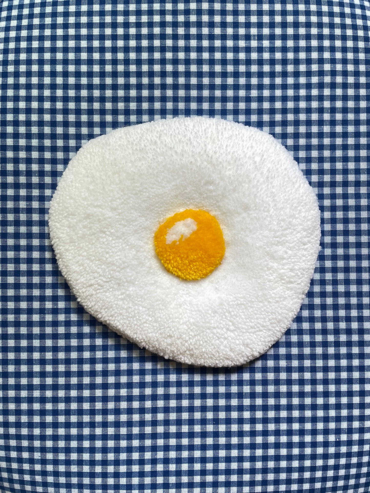Petit oeuf au plat tufté (à suspendre ou poser)