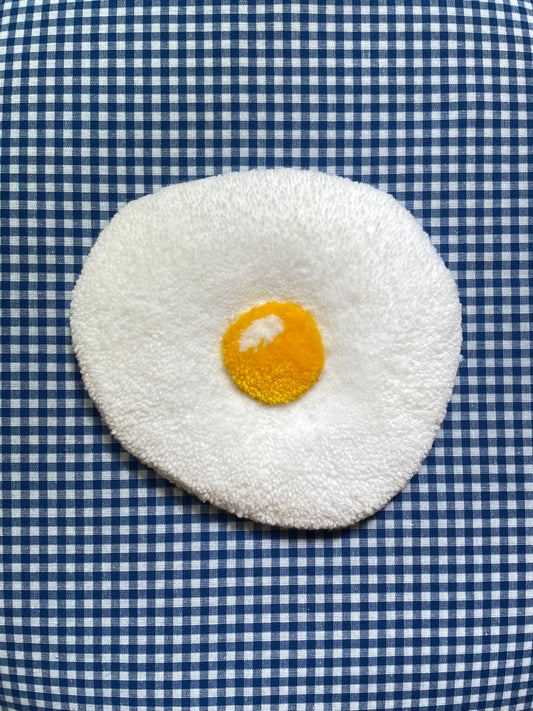 Petit oeuf au plat tufté (à suspendre ou poser)