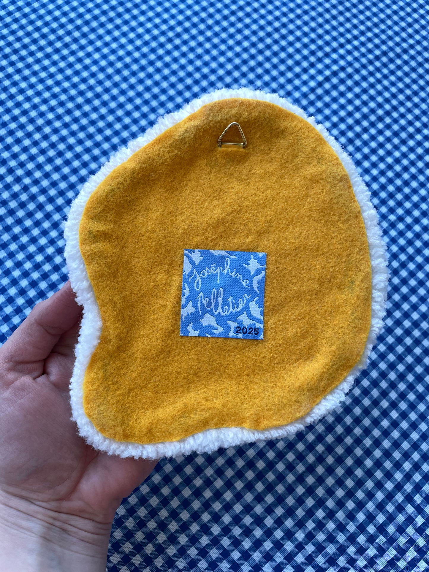 Petit oeuf au plat tufté (à suspendre ou poser)