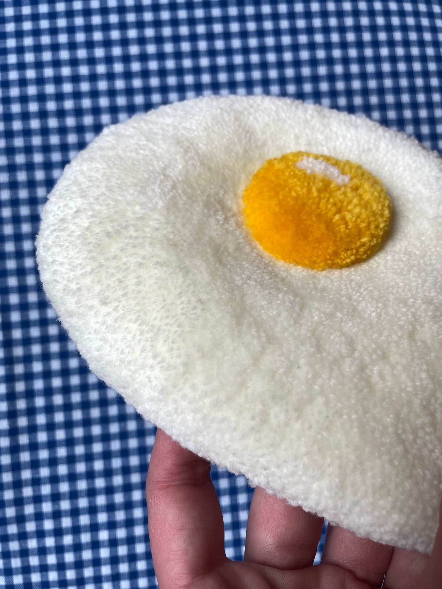 Petit oeuf au plat tufté (à suspendre ou poser)