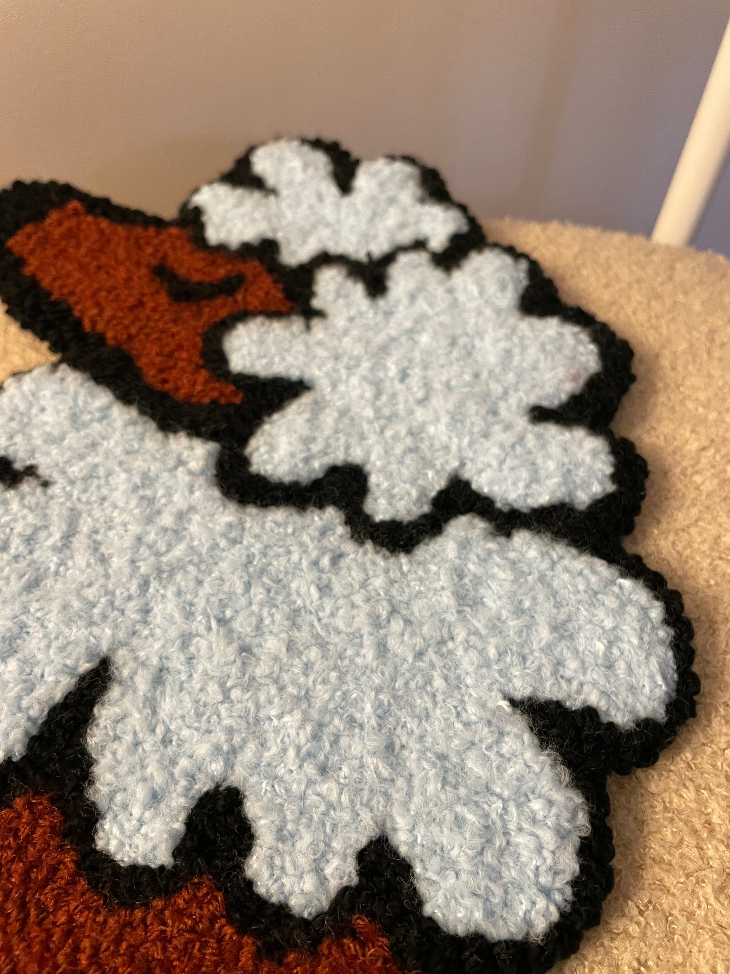 « Bella » Tapisserie caniche décoration murale tufting