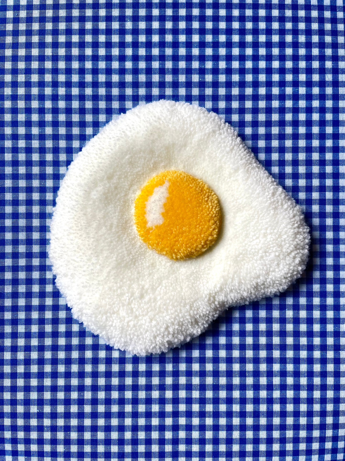 Petit oeuf au plat tufté (à suspendre ou poser)