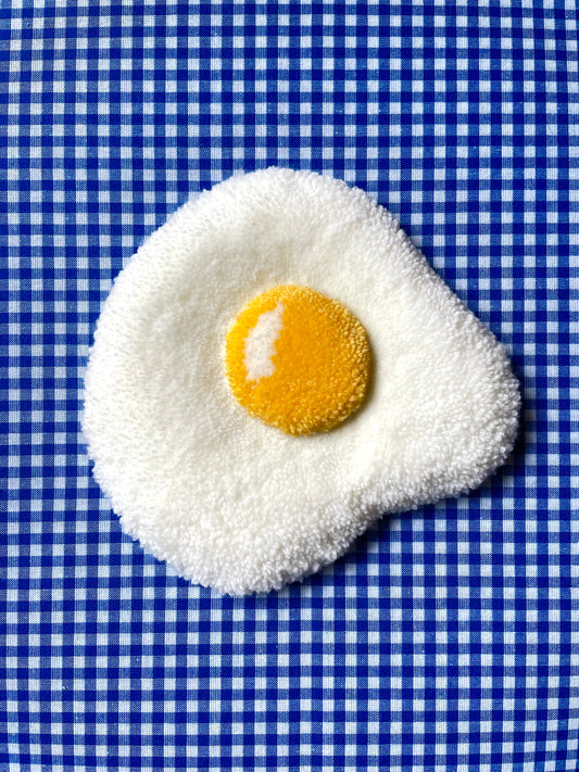 Petit oeuf au plat tufté (à suspendre ou poser)