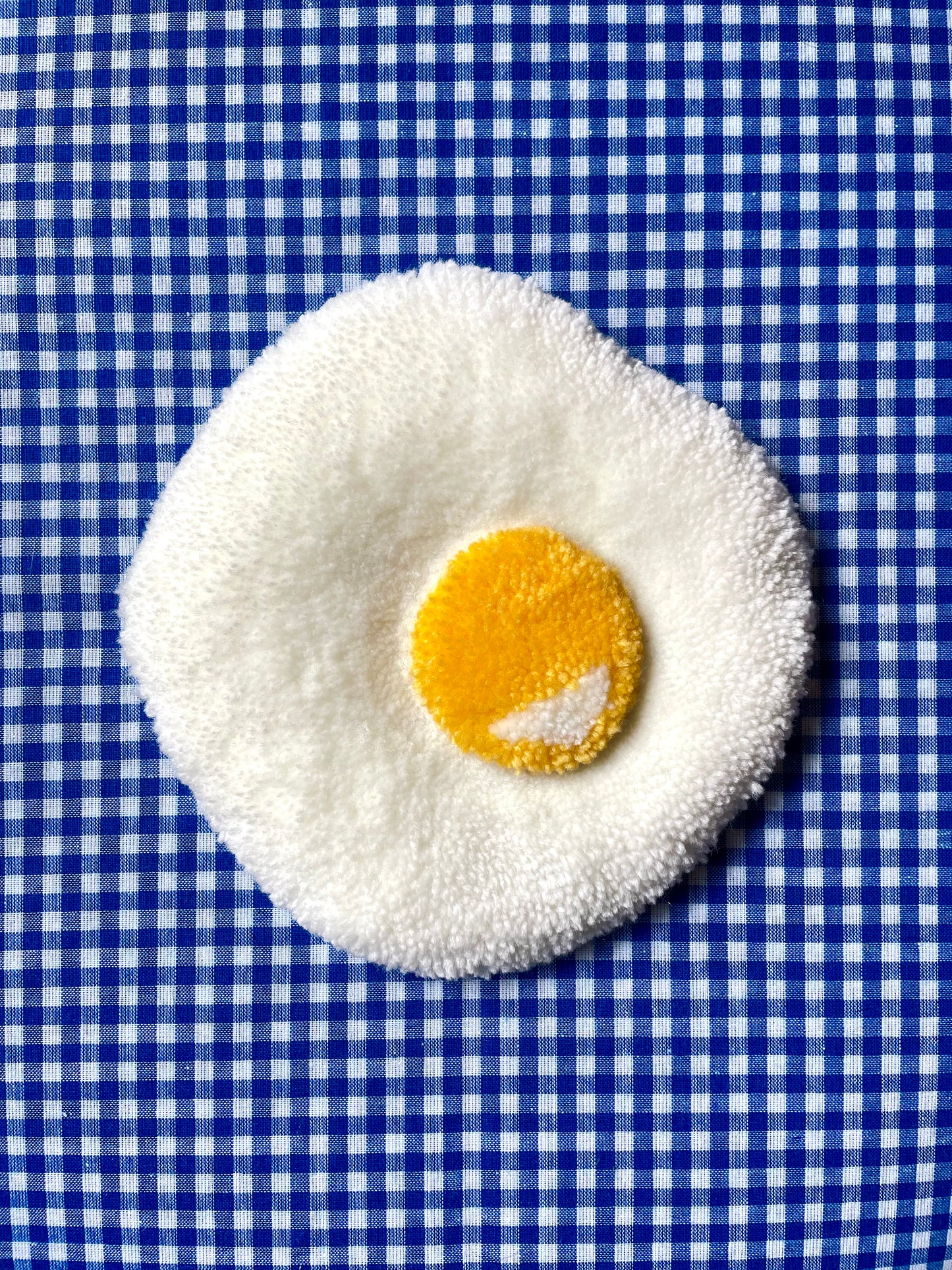 Petit oeuf au plat tufté (à suspendre ou poser)