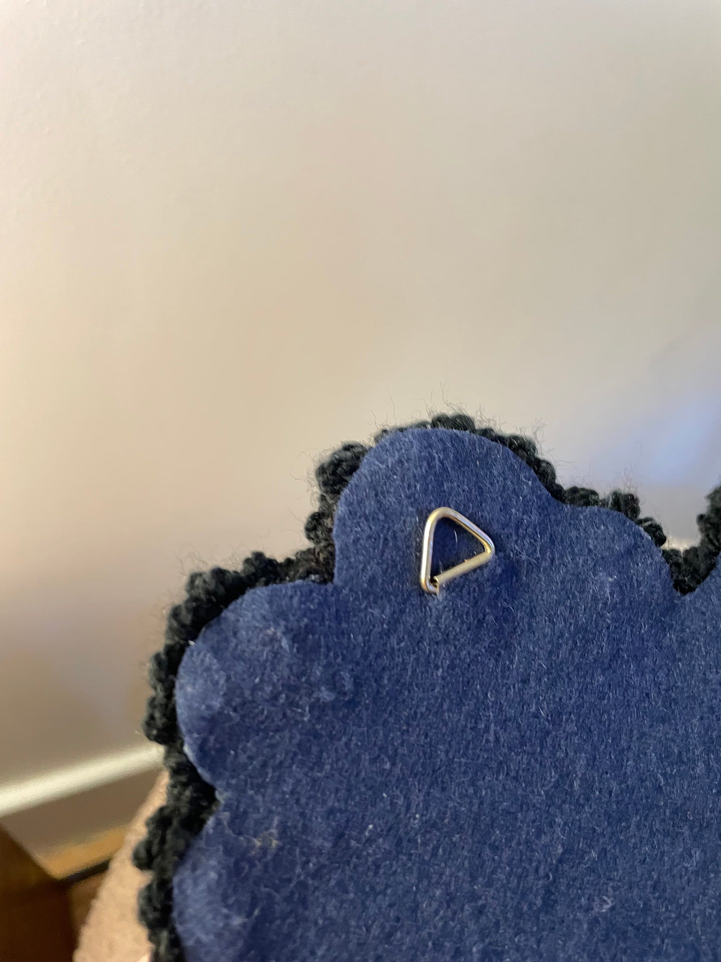 « Gigi » et « Bella » duo de tapisseries caniche décoration murale tufting