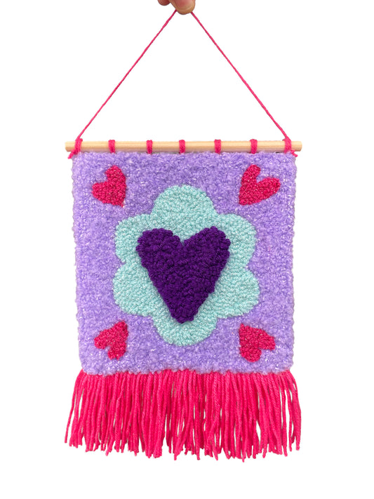 Bannière fanion à franges cœur fleur en tufting