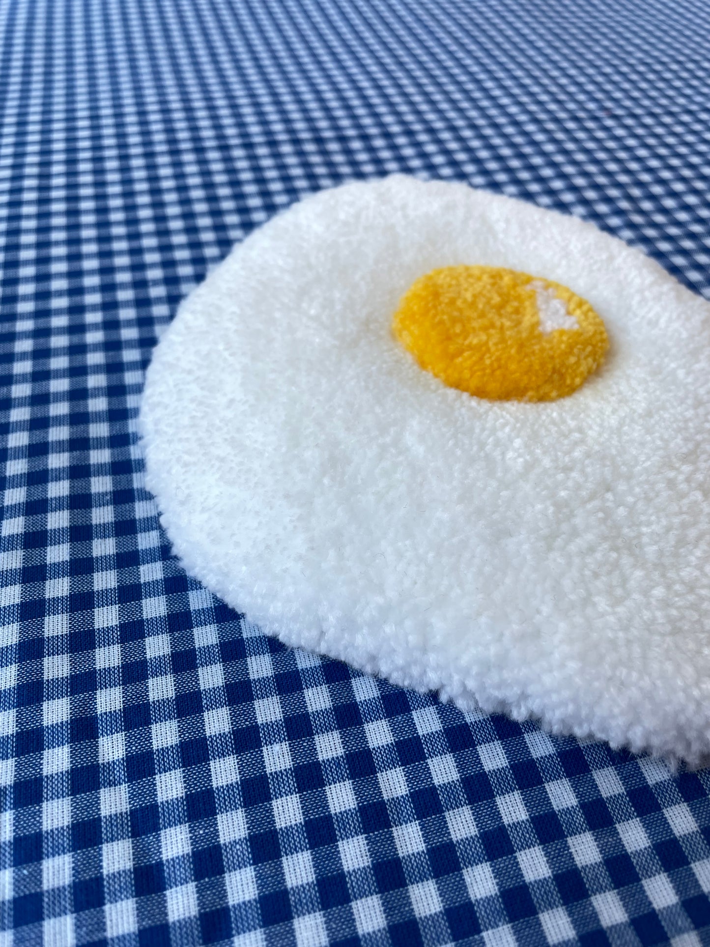 Petit oeuf au plat tufté (à suspendre ou poser)
