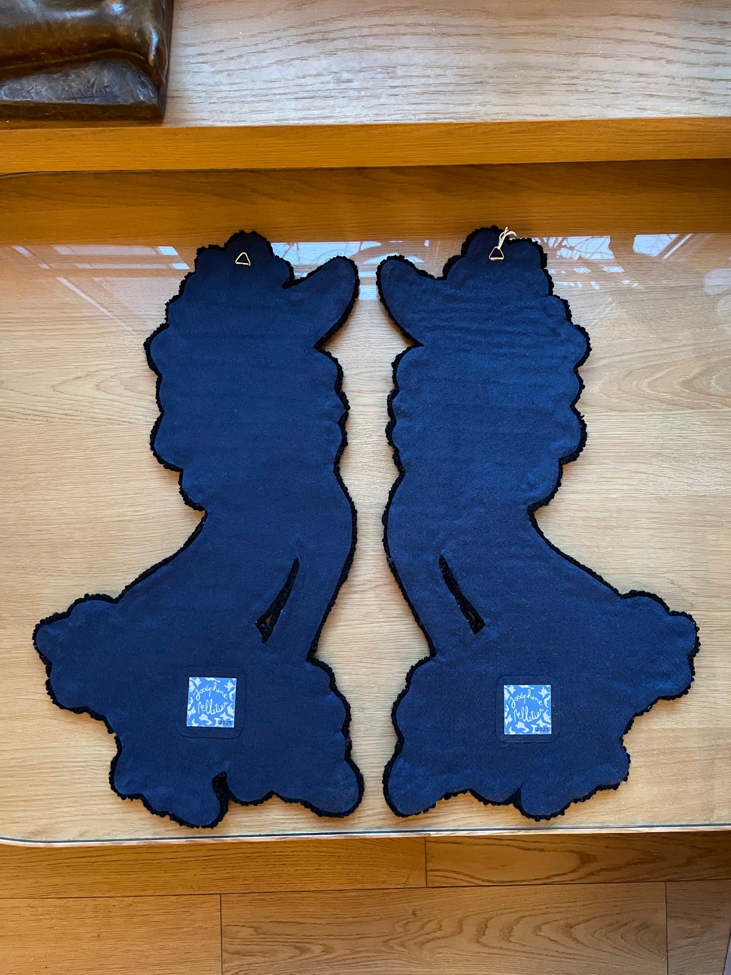 « Kate » et « Iris » duo de tapisseries caniche décoration murale tufting