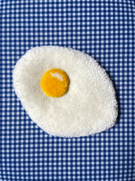 Petit oeuf au plat tufté (à suspendre ou poser)
